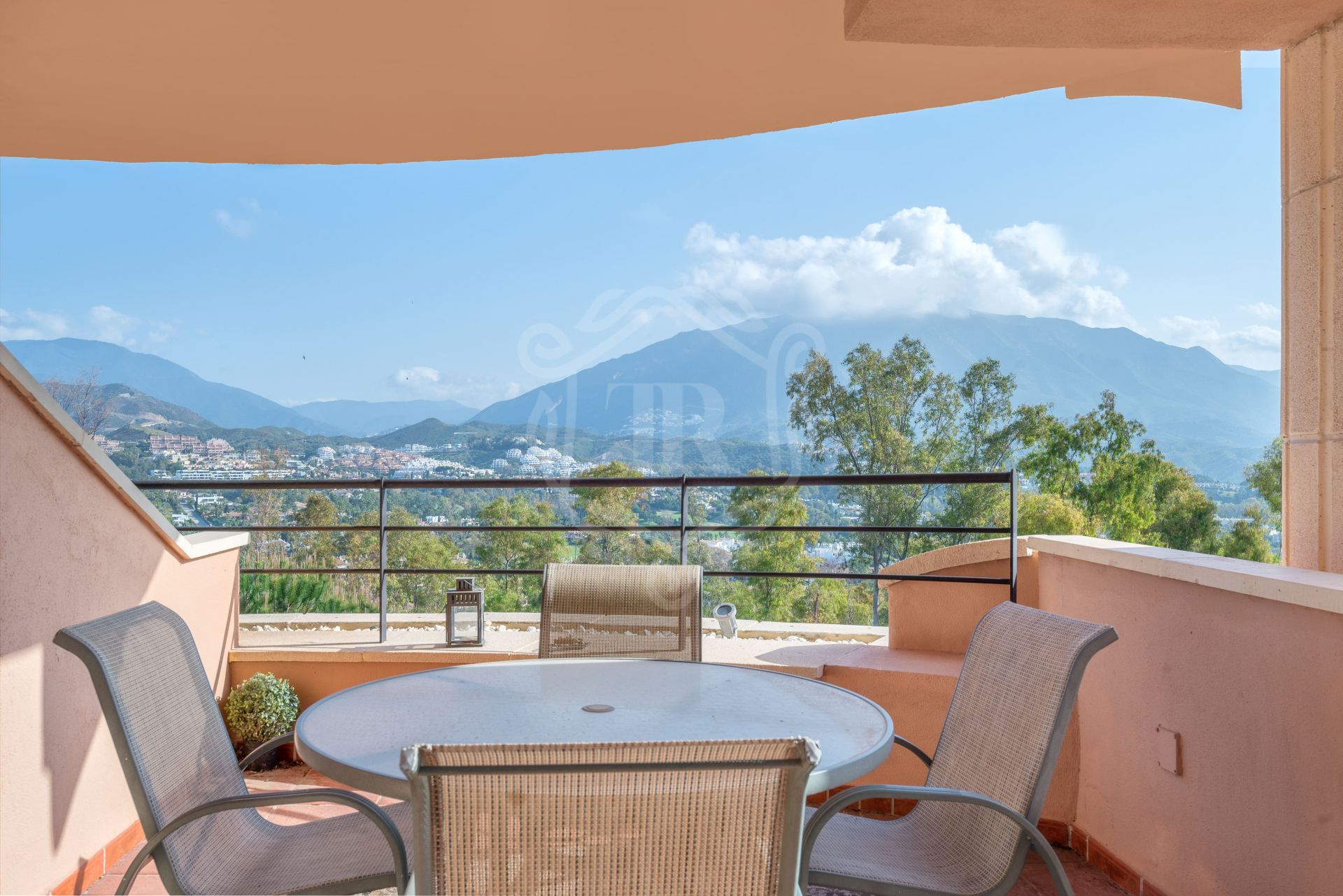 Encantador apartamento de 2 dormitorios en Nueva Andalucía con vistas a la montaña