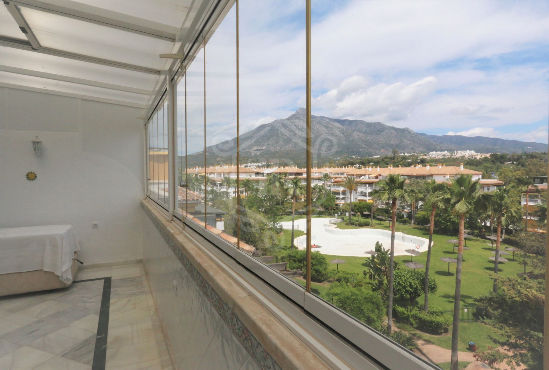 Magnífico ático con vistas a la montaña en Nueva Andalucía - Puerto Banús