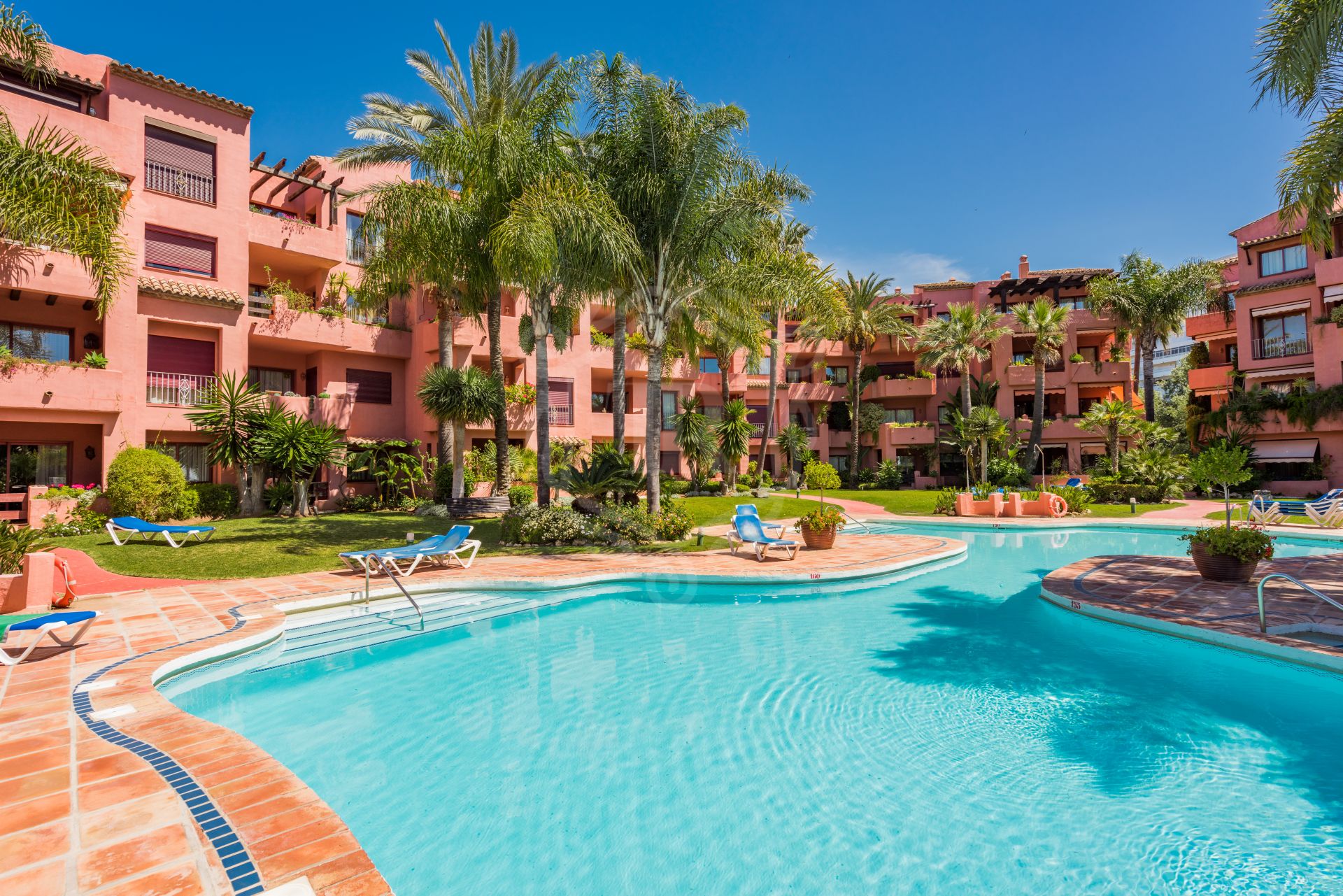 Fantastic duplex penthouse in a beachfront resort, Marbella East
