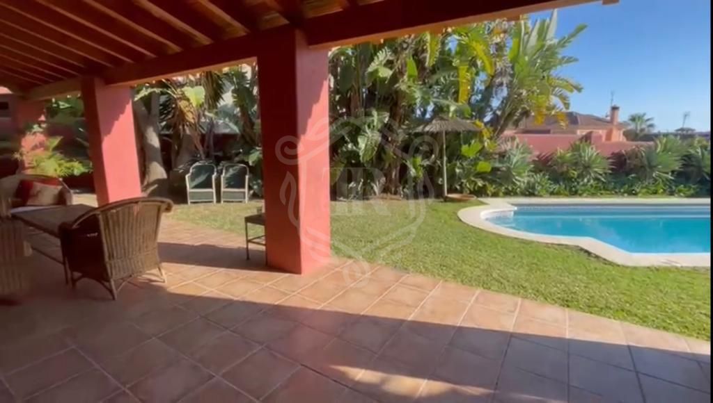 Encantadora villa de vacaciones muy bien decorada en la Nueva Milla de Oro de Estepona