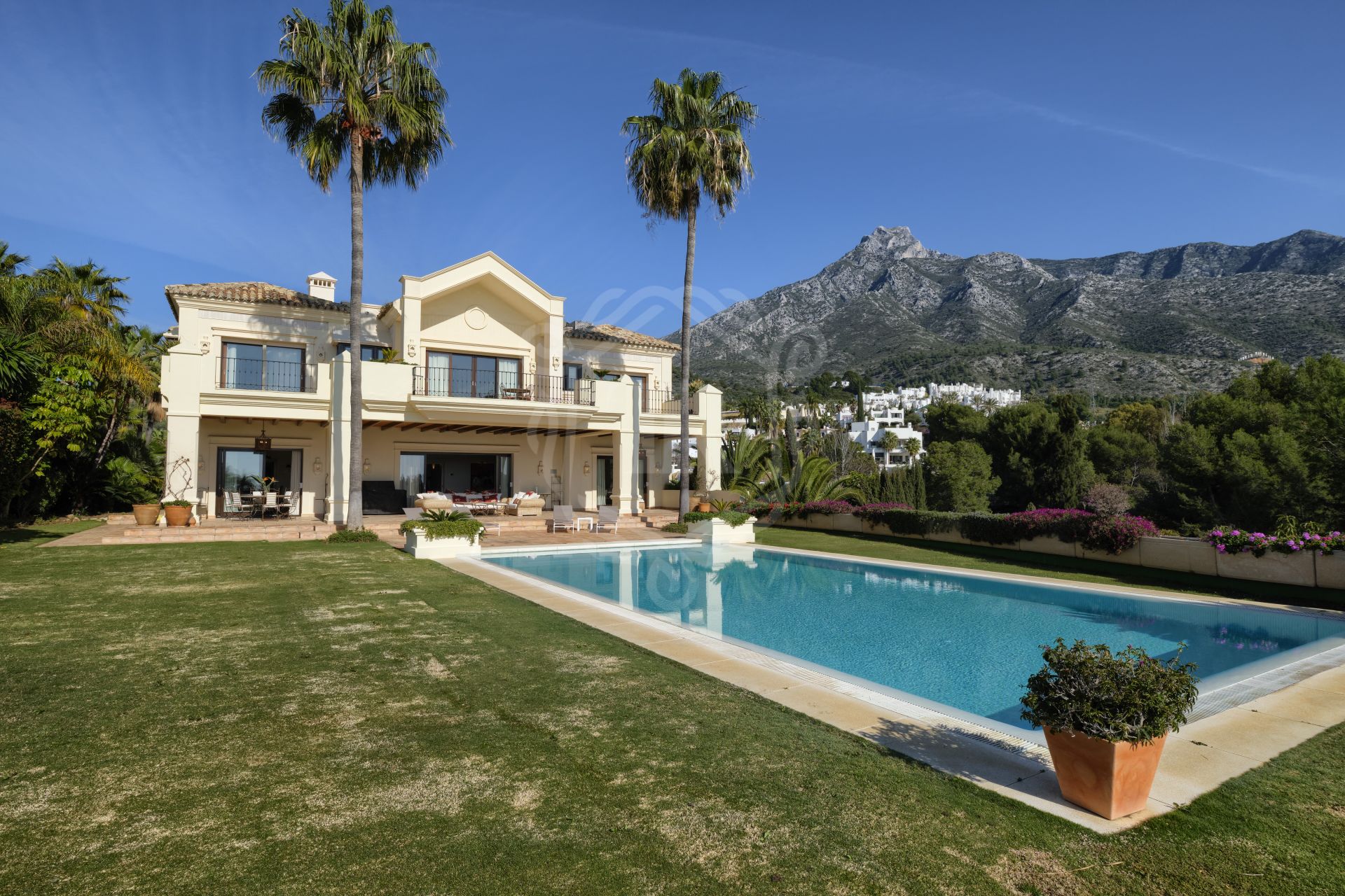 Villa de estilo mediterráneo en Marbella Hill Club, Marbella Golden Mile