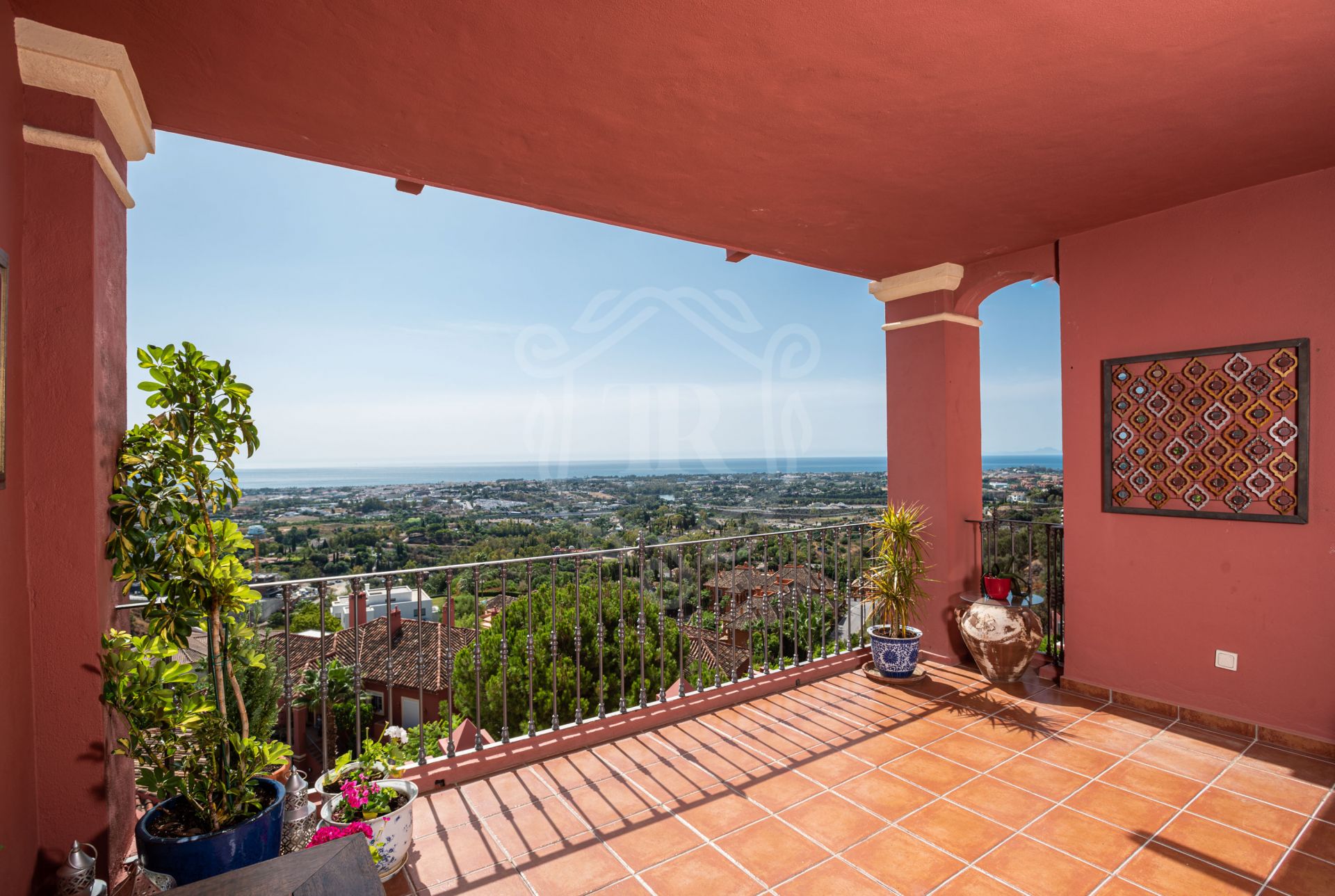 Apartamento en planta baja con orientación sur y vistas panorámicas al mar en Monte Halcones, Benahavis