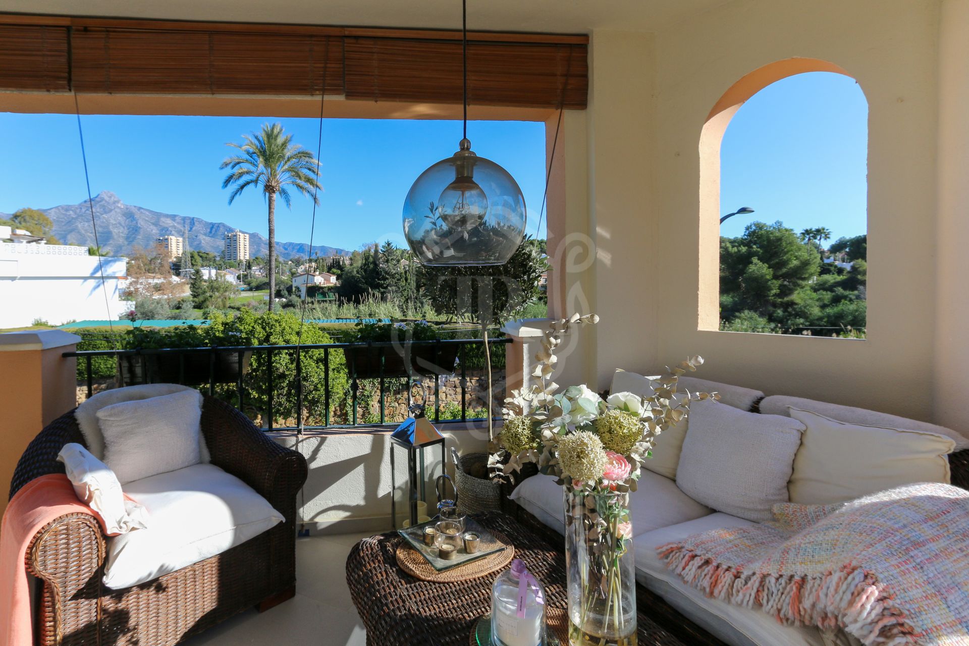 Precioso apartamento en Nueva Andalucia con vistas a la montaña