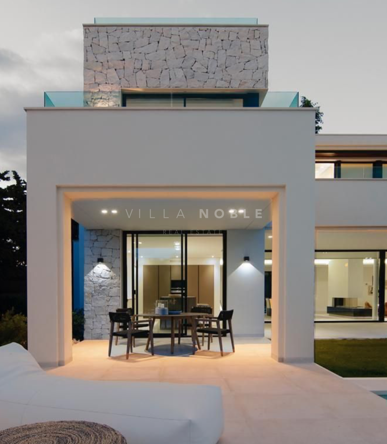 Magnificent contemporary-style villa located in one of the most prestigious areas in Estepona
