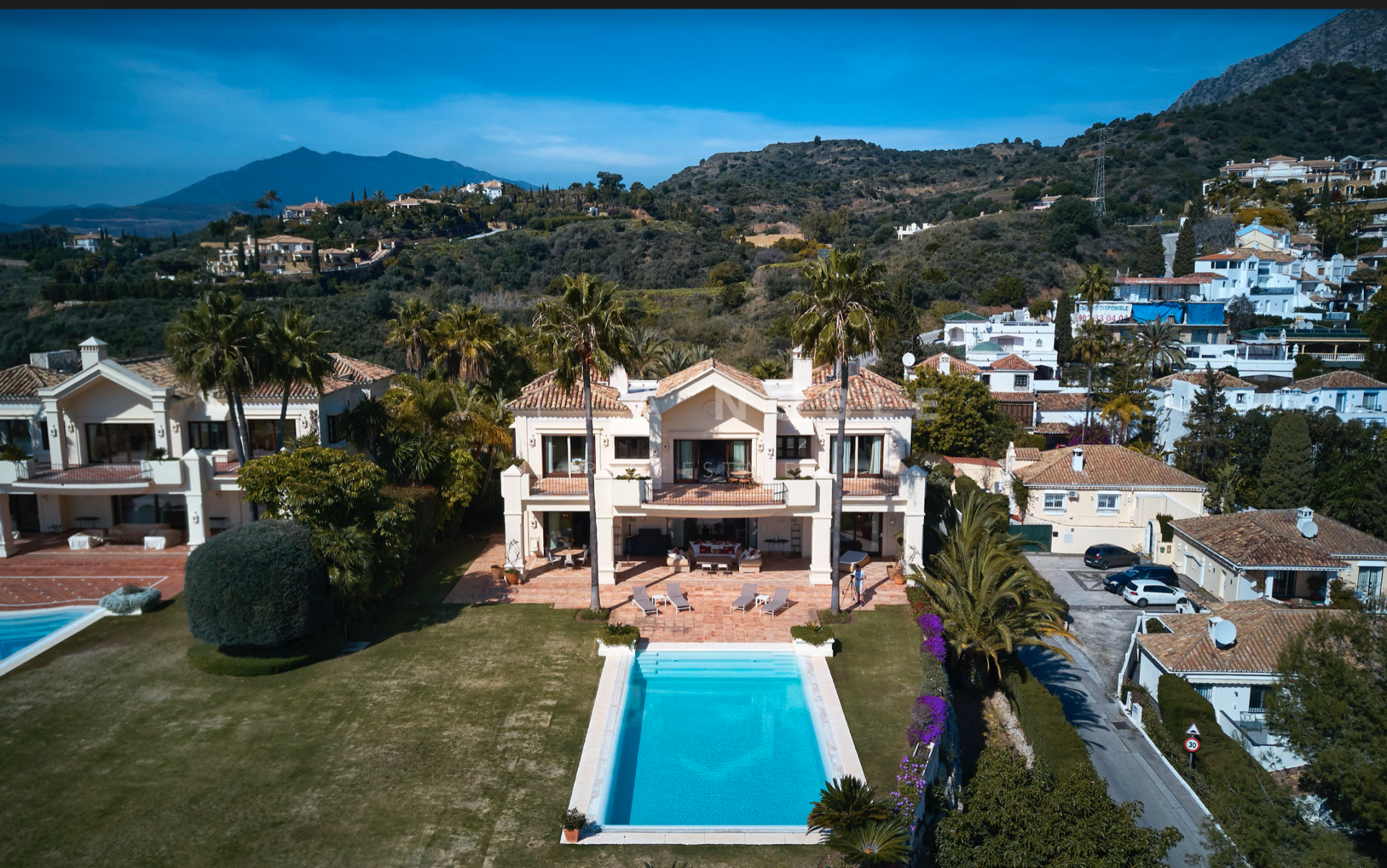 Taditional top quality villa beautifully set in Marbella Hill Club