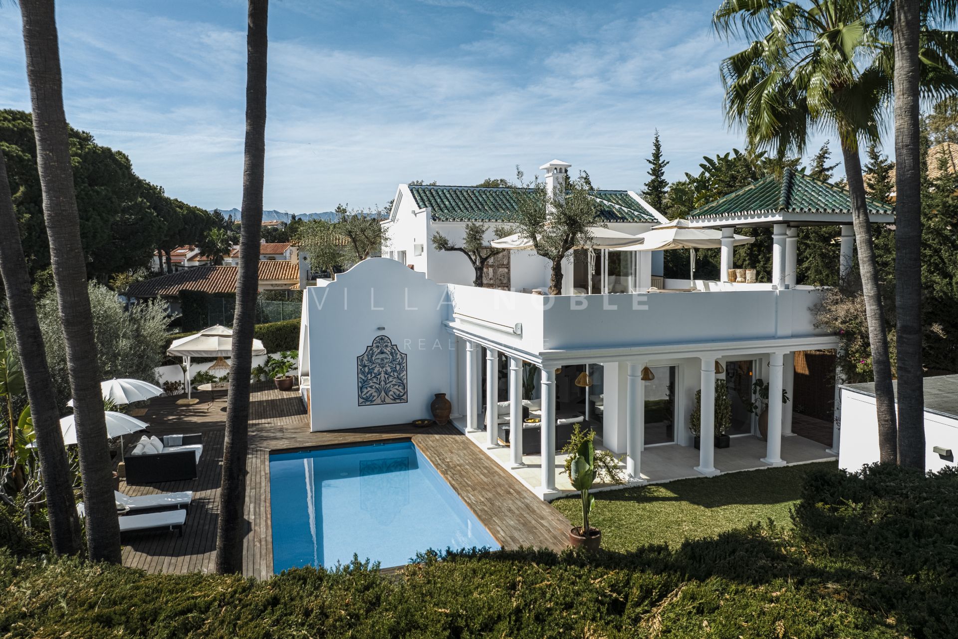 Charming 6 bedrooms beach house situated just a few meters from the sea and Artola dunes, Marbella