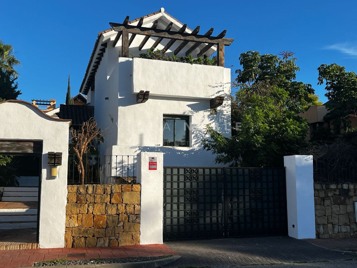 Wonderful family villa in the residential area of El Campanario, El Paraiso