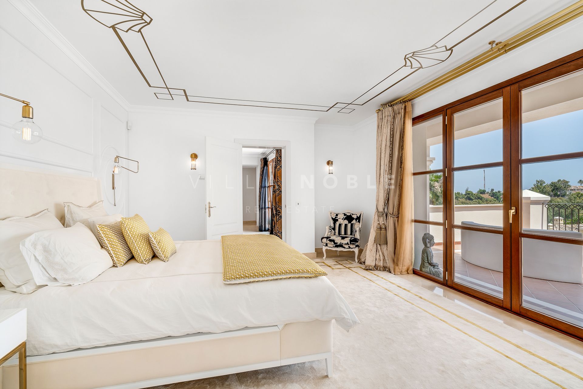 Fantastic 6 bedroom Villa with Mountain and Sea Views in Nueva Andalucia