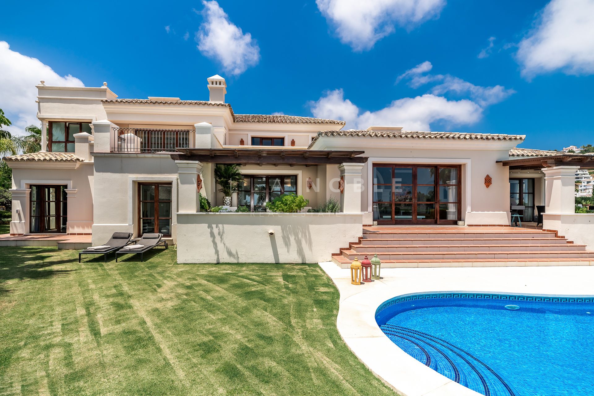 Fantastic 6 bedroom Villa with Mountain and Sea Views in Nueva Andalucia
