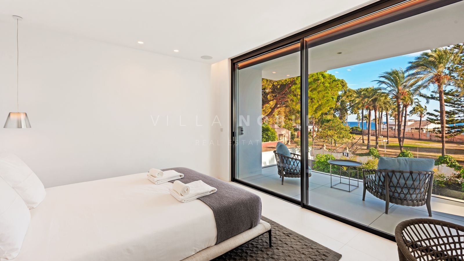 Brand new villa with elegant and modern design just a few steps from the beach!
