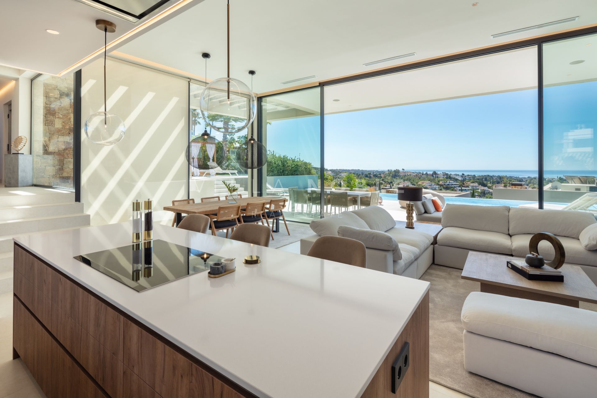 Stunning 5 bedrooms villa in the the prestigious Golf Valley of Nueva Andalucia, Marbella