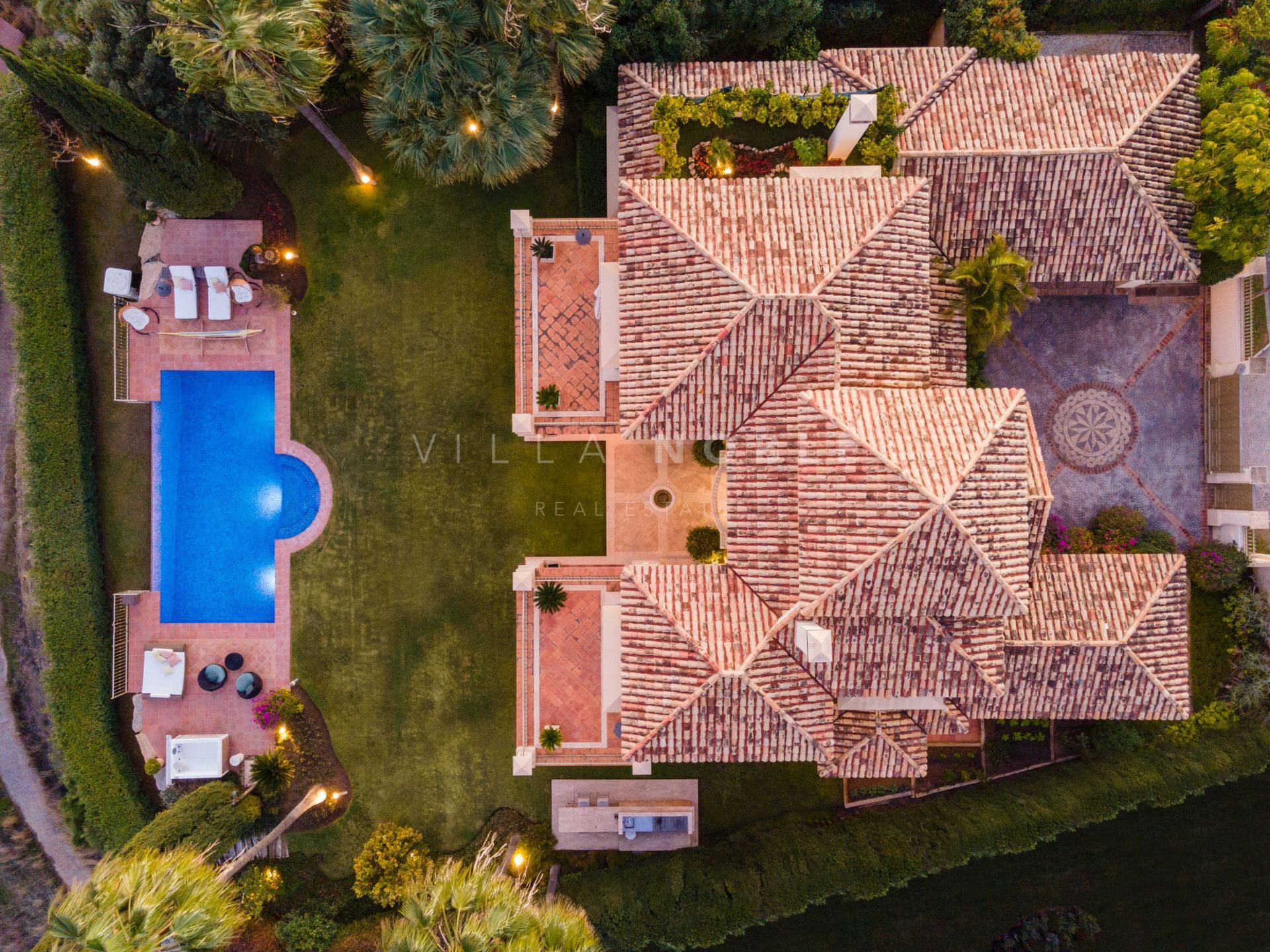 Charming and luxurious villa in the 5-Star community of Los Flamingos, in Benahavís