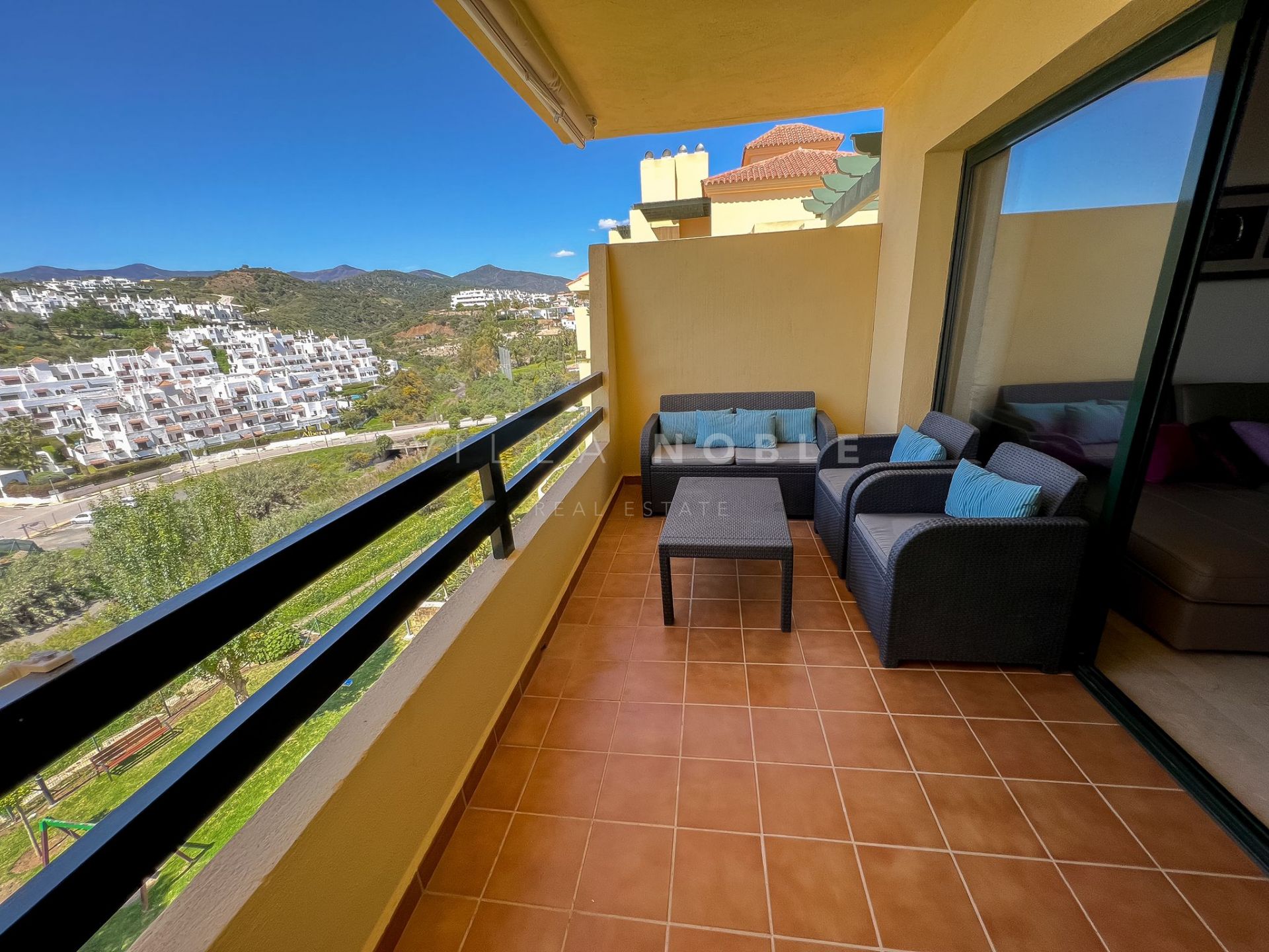 Spacious penthouse for sale at Selwo, Estepona