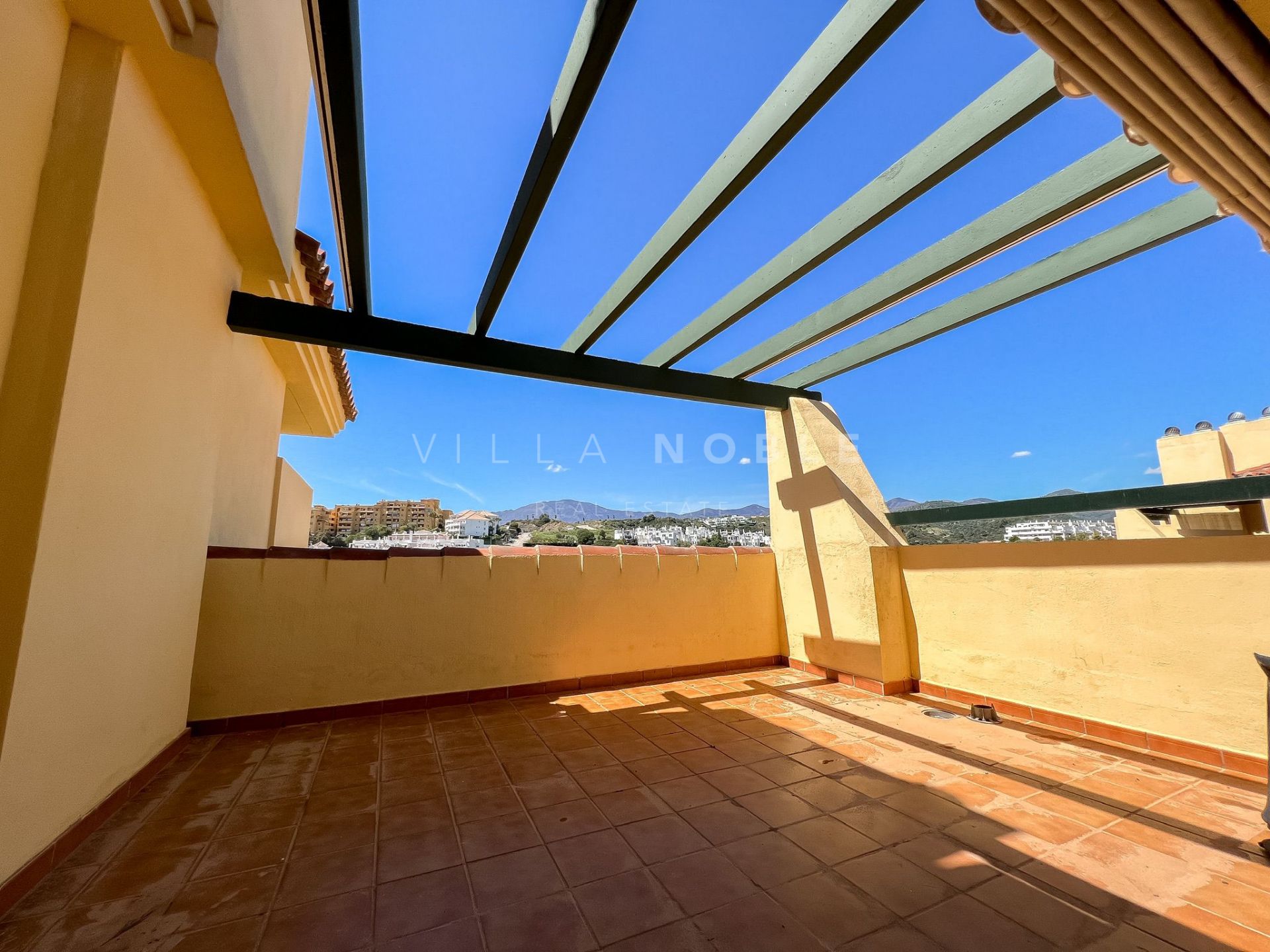Spacious penthouse for sale at Selwo, Estepona