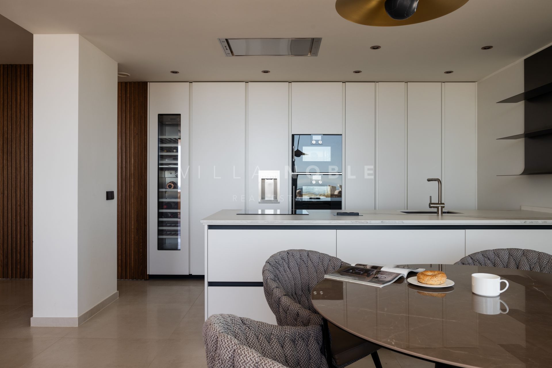 Apartamento con vistas panorámicas al mar en Nueva Andalucía, Marbella