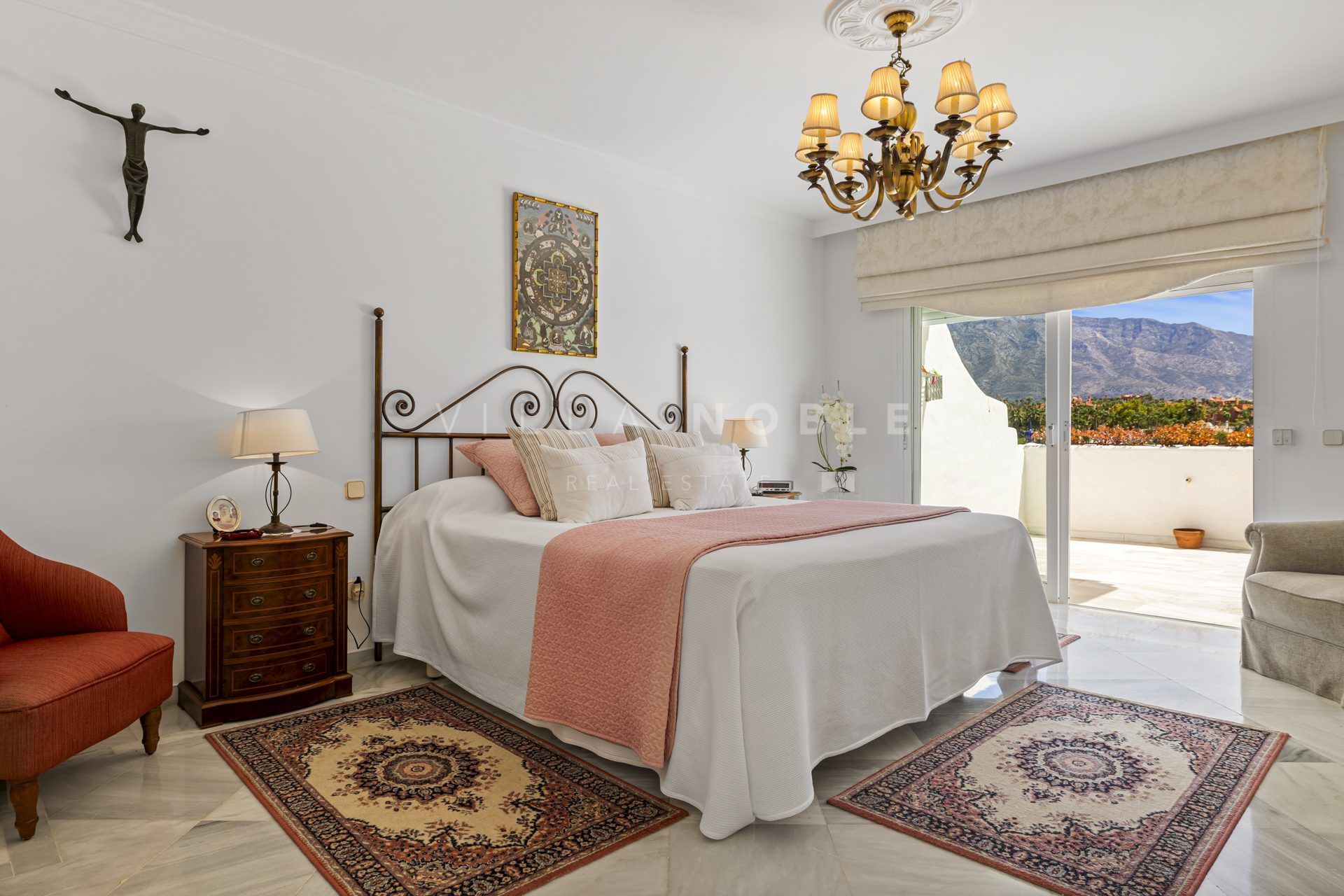 Spacious townhouse in urb. Los Toreros next to the bull ring of Puerto Banus