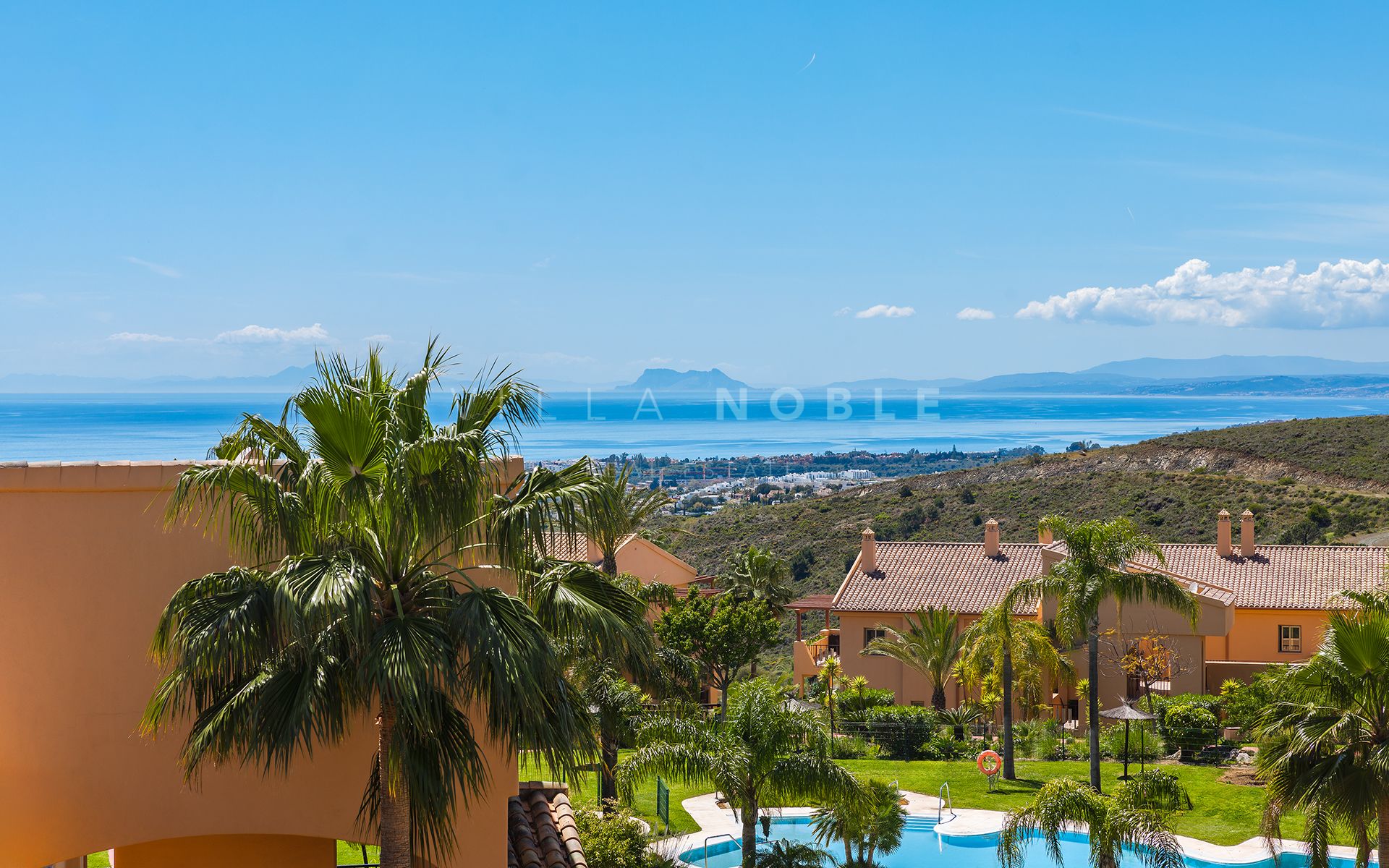 KAUFEN ZUR VERMIETUNG! SPEKTAKULÄRES PENTHOUSE AUF EINER EBENE MIT PANORAMA-MEERBLICK IN DER HACIENDA DEL SEÑORÍO DE CIFUENTES, BENAHAVÍS