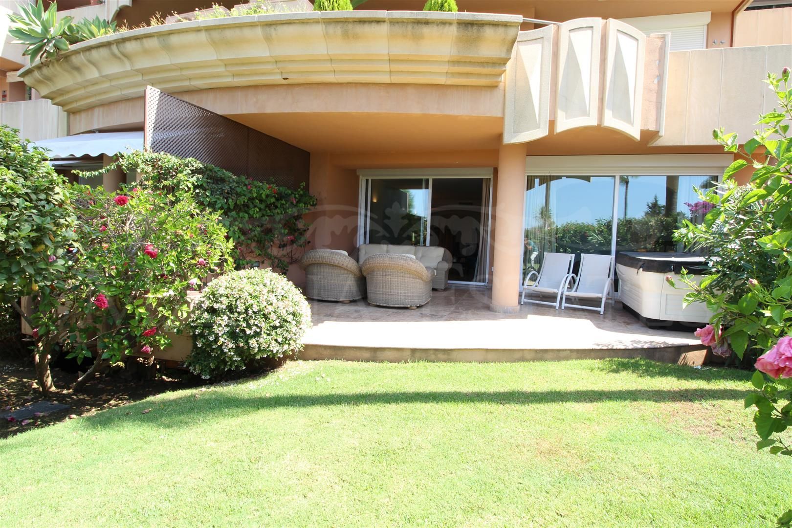 Precioso apartamento bajo con jardín y orientación sur en Magna Marbella