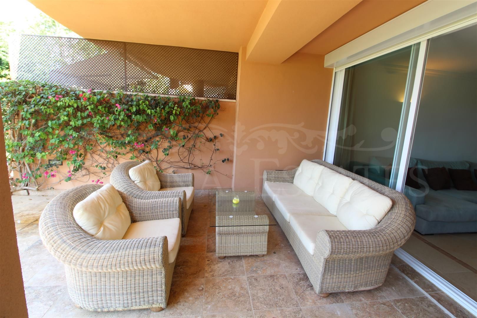 Precioso apartamento bajo con jardín y orientación sur en Magna Marbella