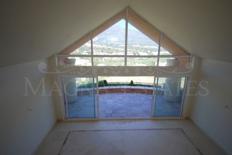 Great duplex penthouse in Magna Marbella with panoramic views