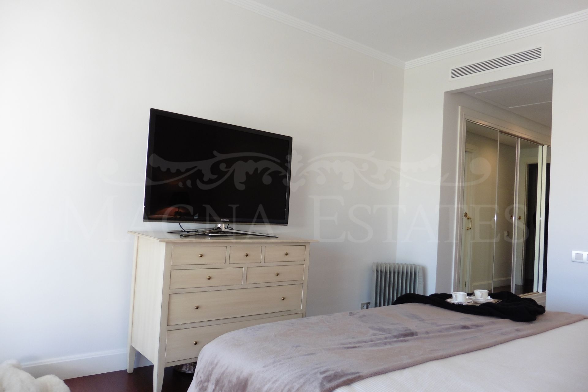 Exclusive apartment with 4 bedrooms and high quality in Nueva Andalucía