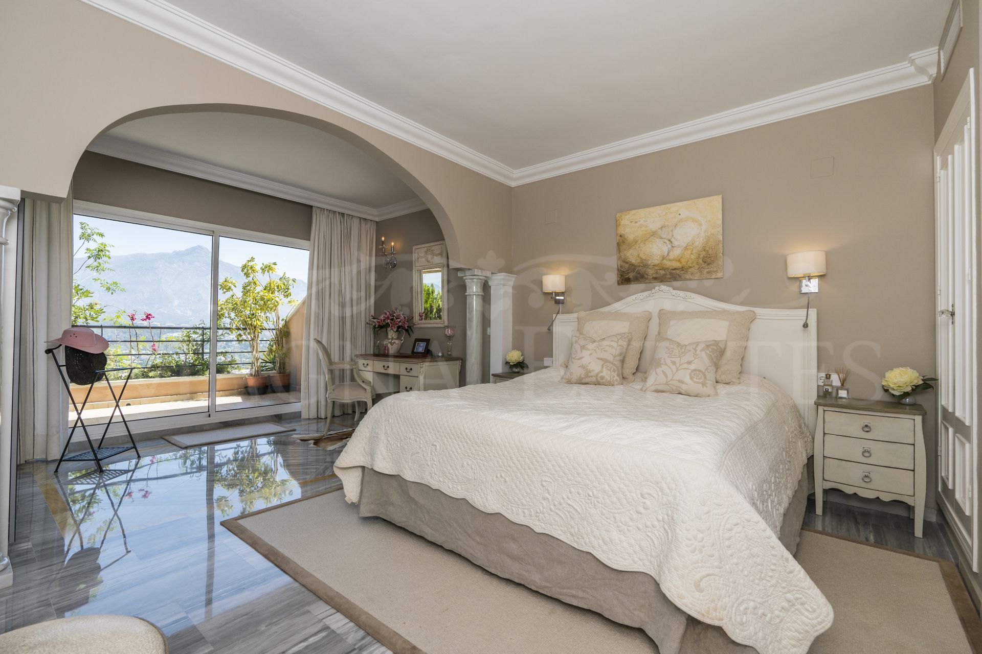 Fully renovated duplex penthouse with beautiful views in Magna Marbella