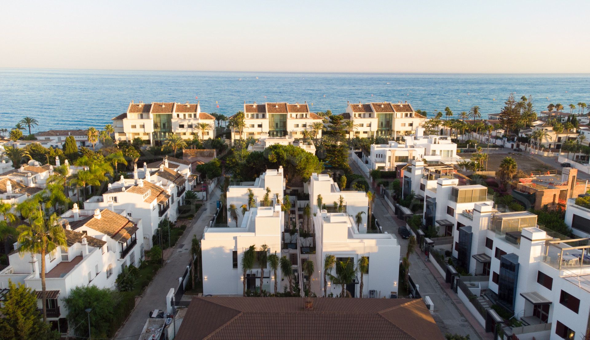 Villa a estrenar en la Milla de Oro de Marbella, en segunda línea de playa.