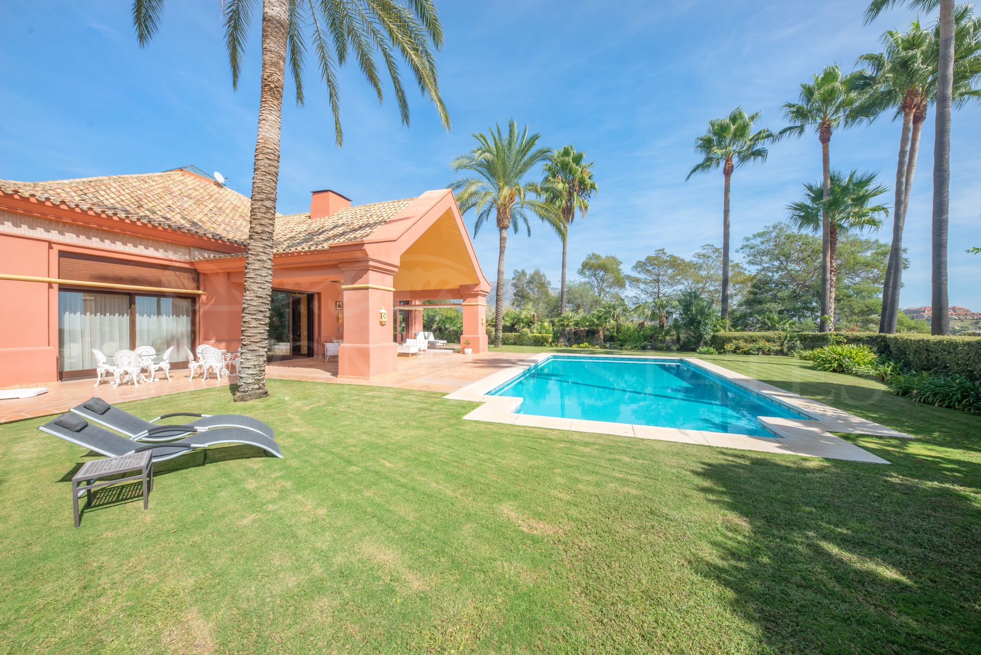 Unique villa with strong character and personality in La Quinta Golf, Benahavís