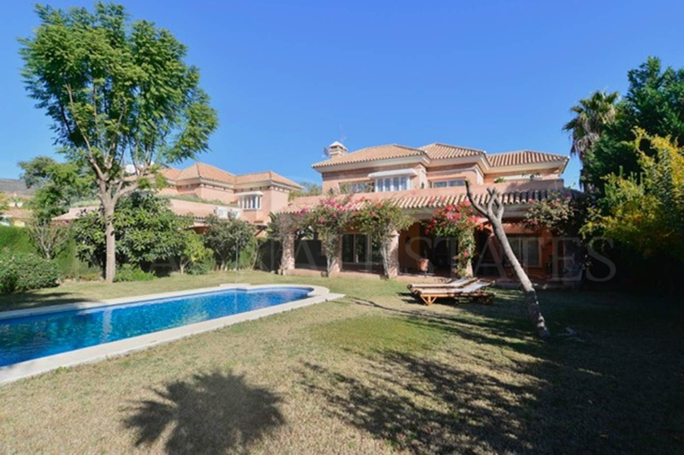 Villa de estilo Andaluz con ascensor privado en pleno Nueva Andalucía, Marbella