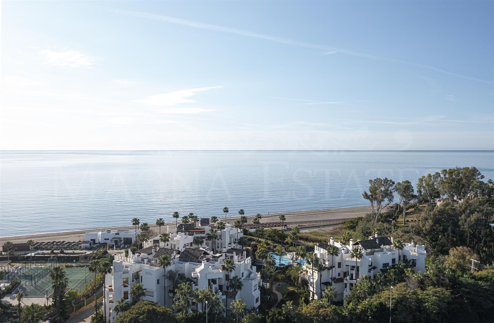 Apartamento planta baja renovado en primera línea de playa en Bahía del Velerín