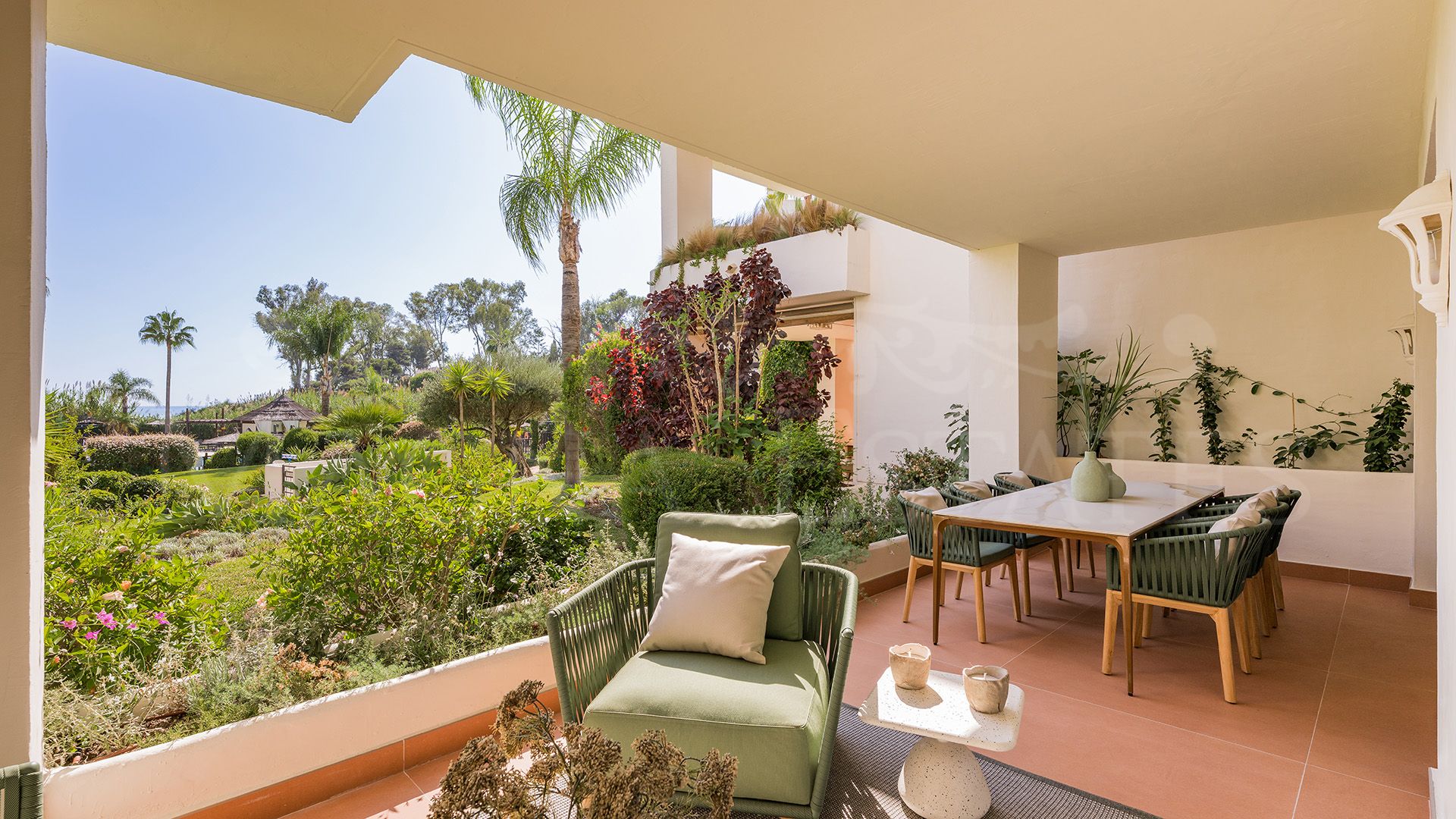 Apartamento planta baja renovado en primera línea de playa en Bahía del Velerín