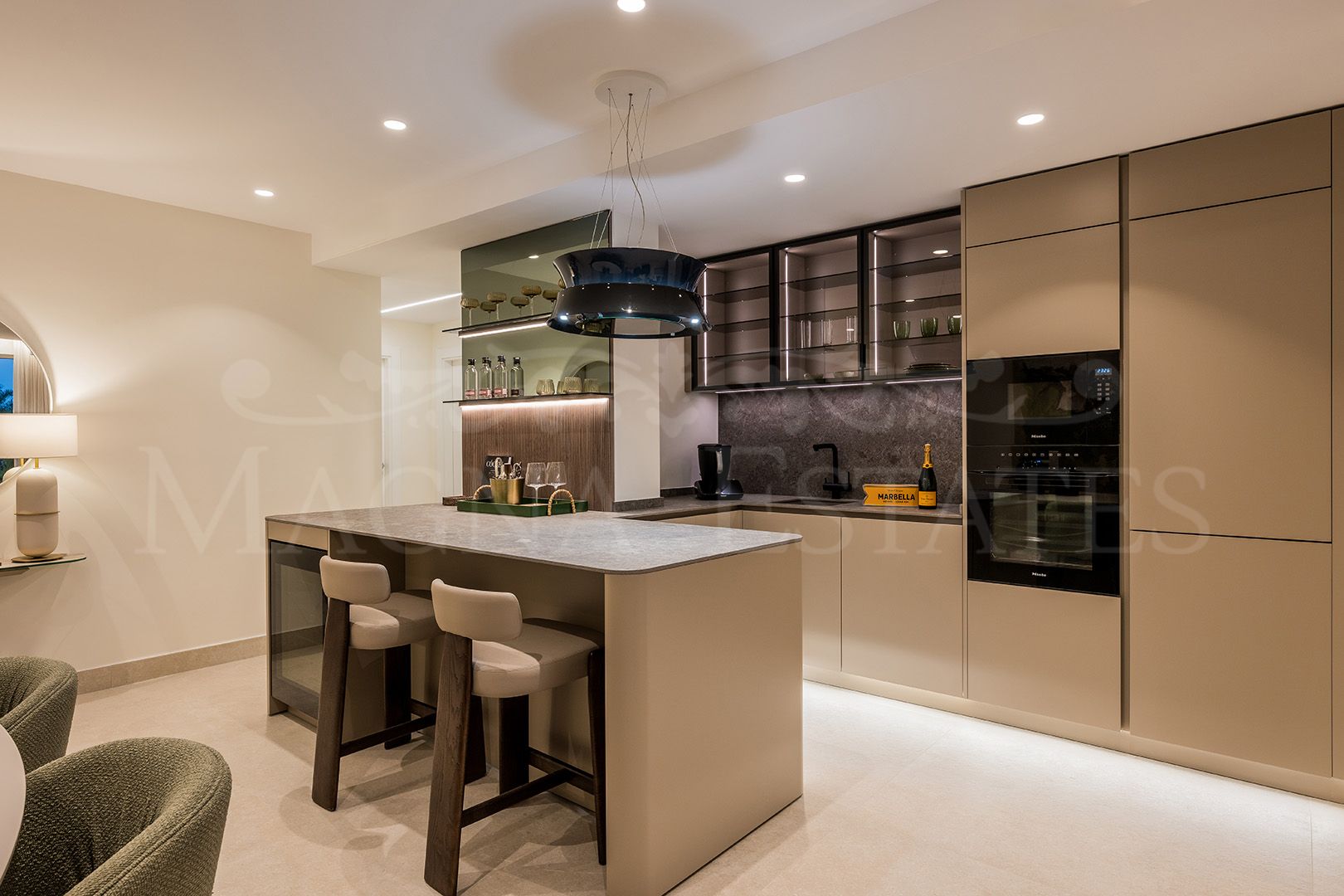 Apartamento planta baja renovado en primera línea de playa en Bahía del Velerín