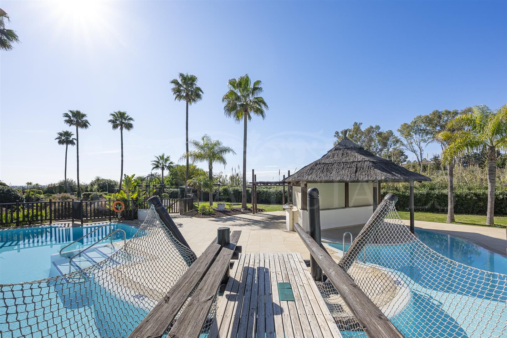 Apartamento planta baja renovado en primera línea de playa en Bahía del Velerín