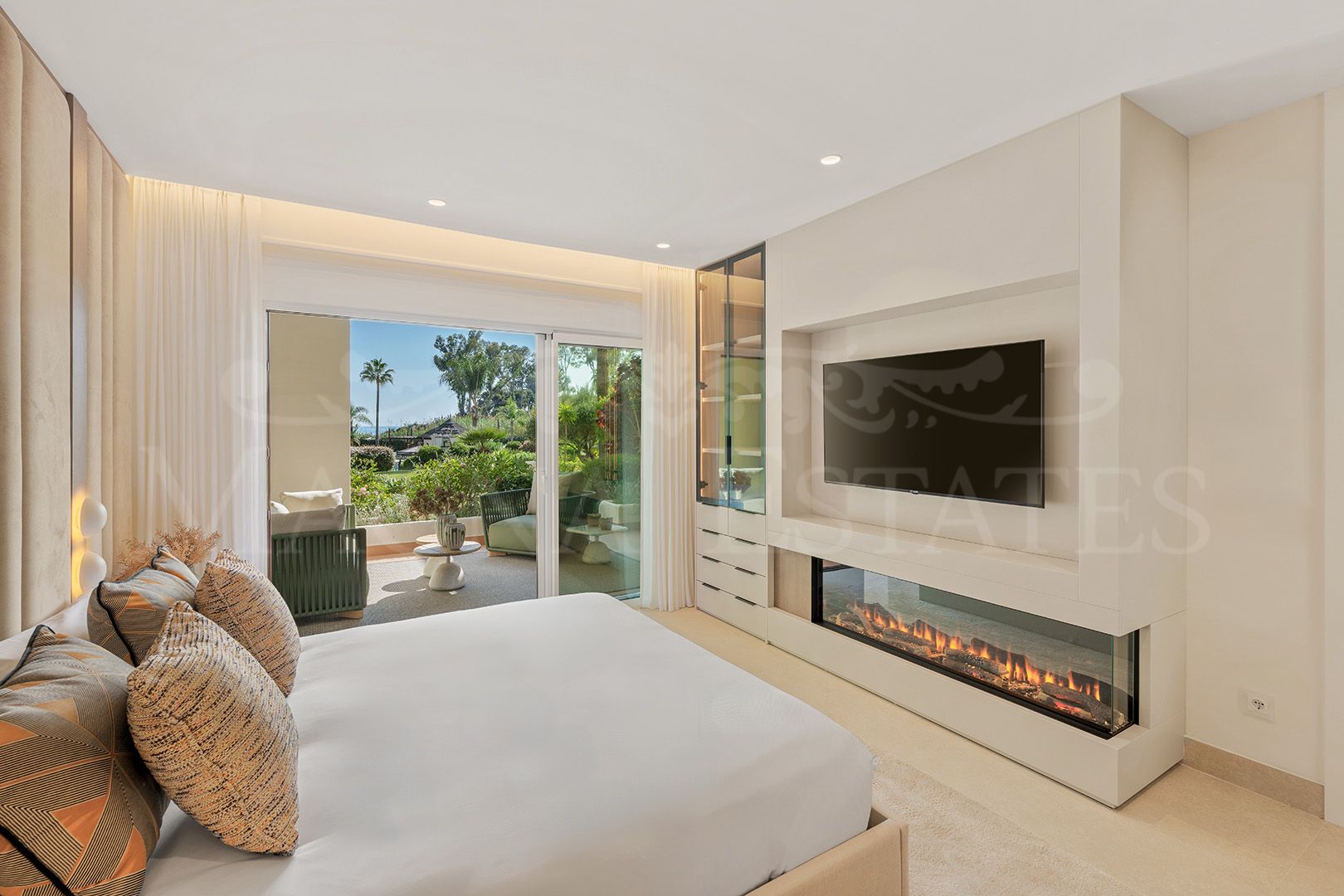 Apartamento planta baja renovado en primera línea de playa en Bahía del Velerín