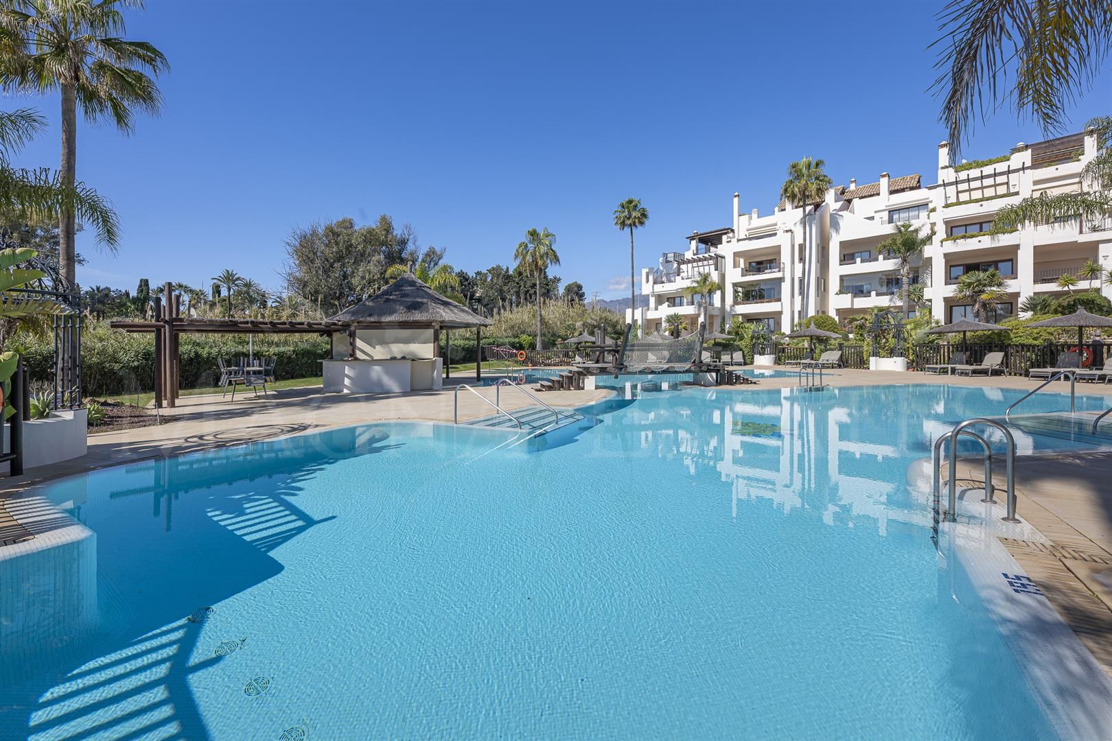 Apartamento planta baja renovado en primera línea de playa en Bahía del Velerín
