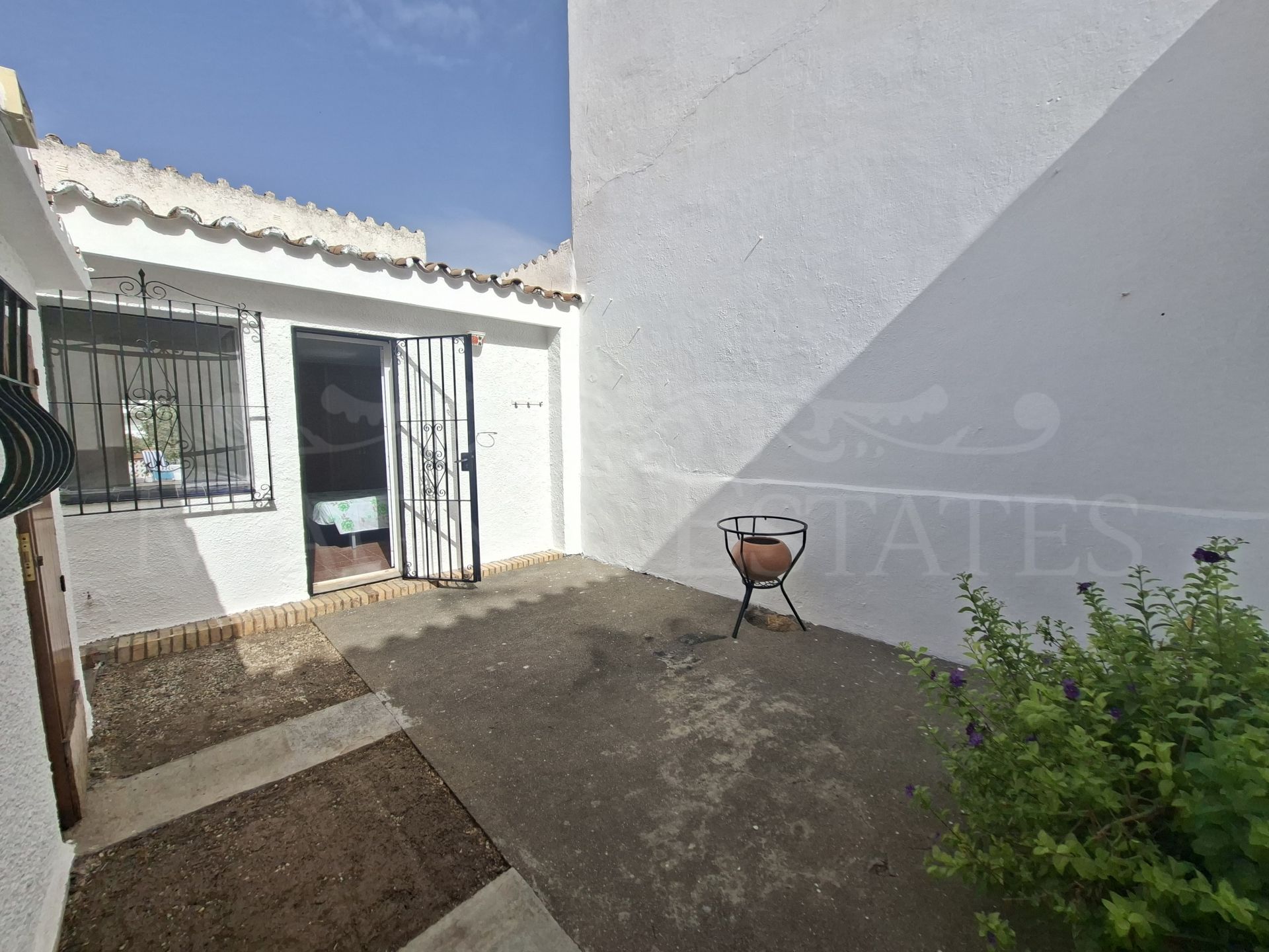 Charming 2-Bedroom Bungalow in Prime Walkable Location