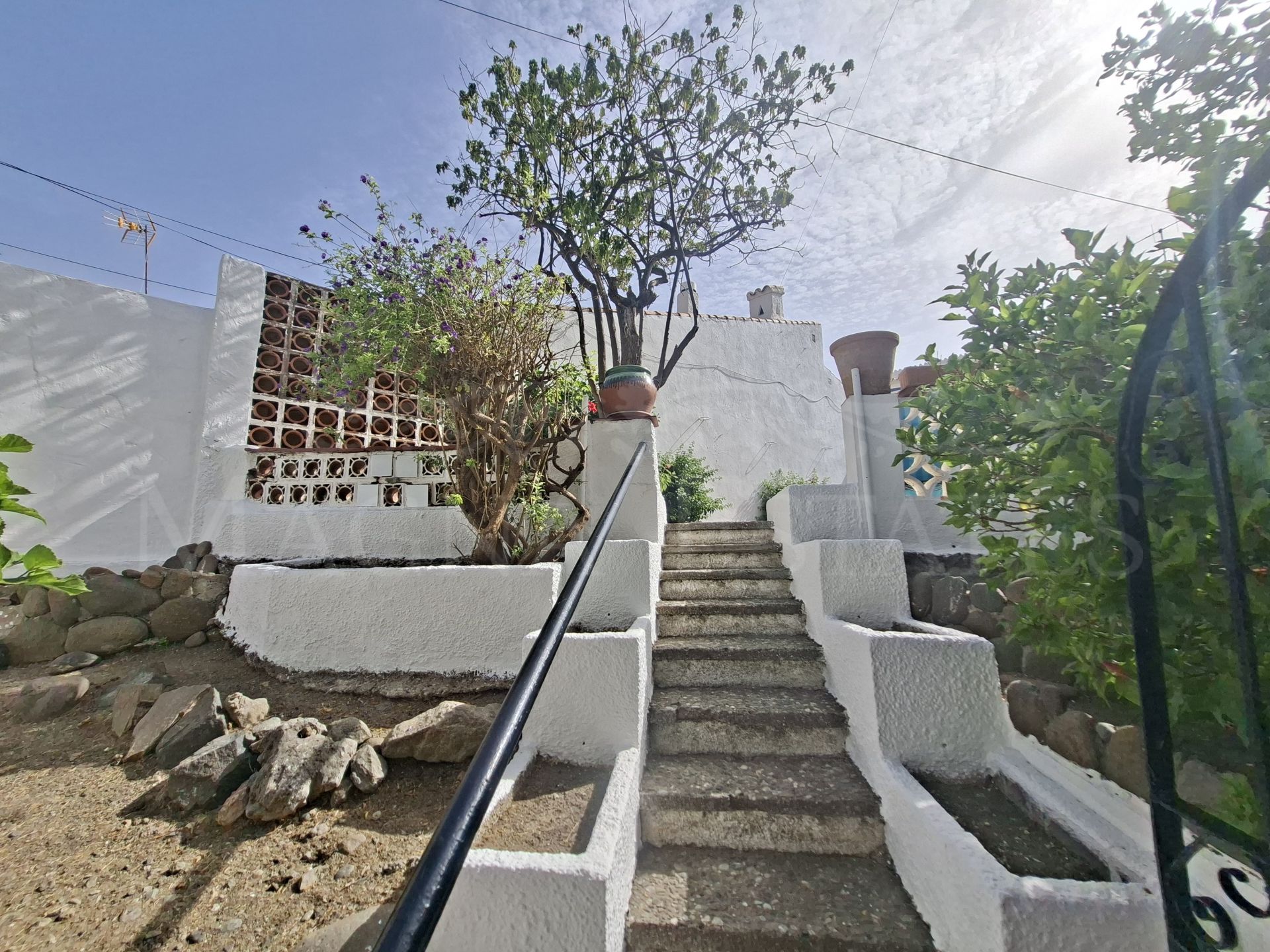 Charming 2-Bedroom Bungalow in Prime Walkable Location