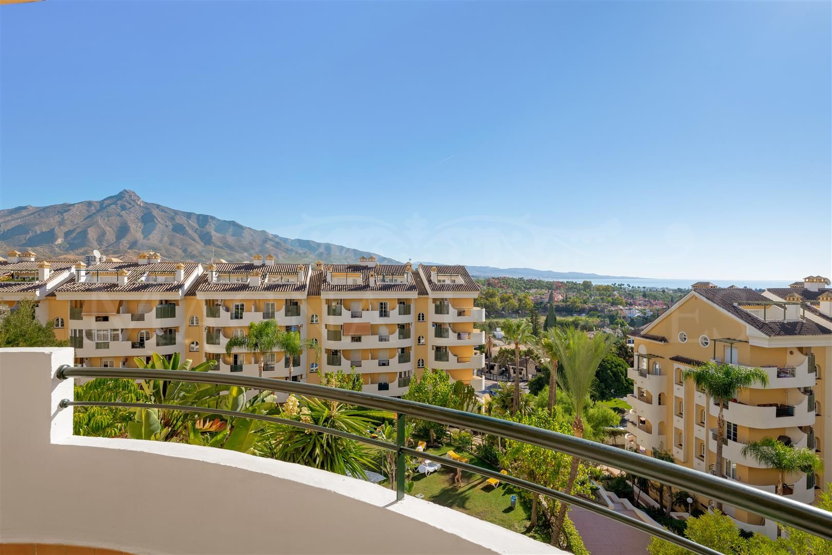 Spacious Duplex with Panoramic Views in Señorio de Aloha, Nueva Andalucia