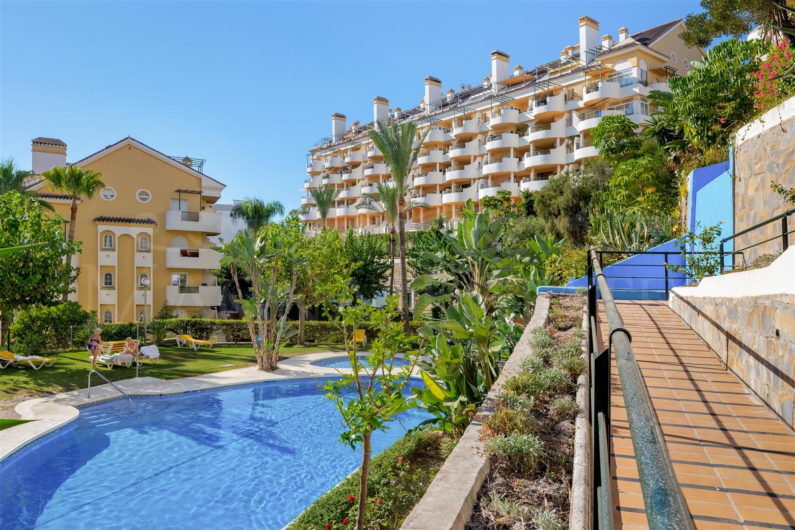 Spacious Duplex with Panoramic Views in Señorio de Aloha, Nueva Andalucia
