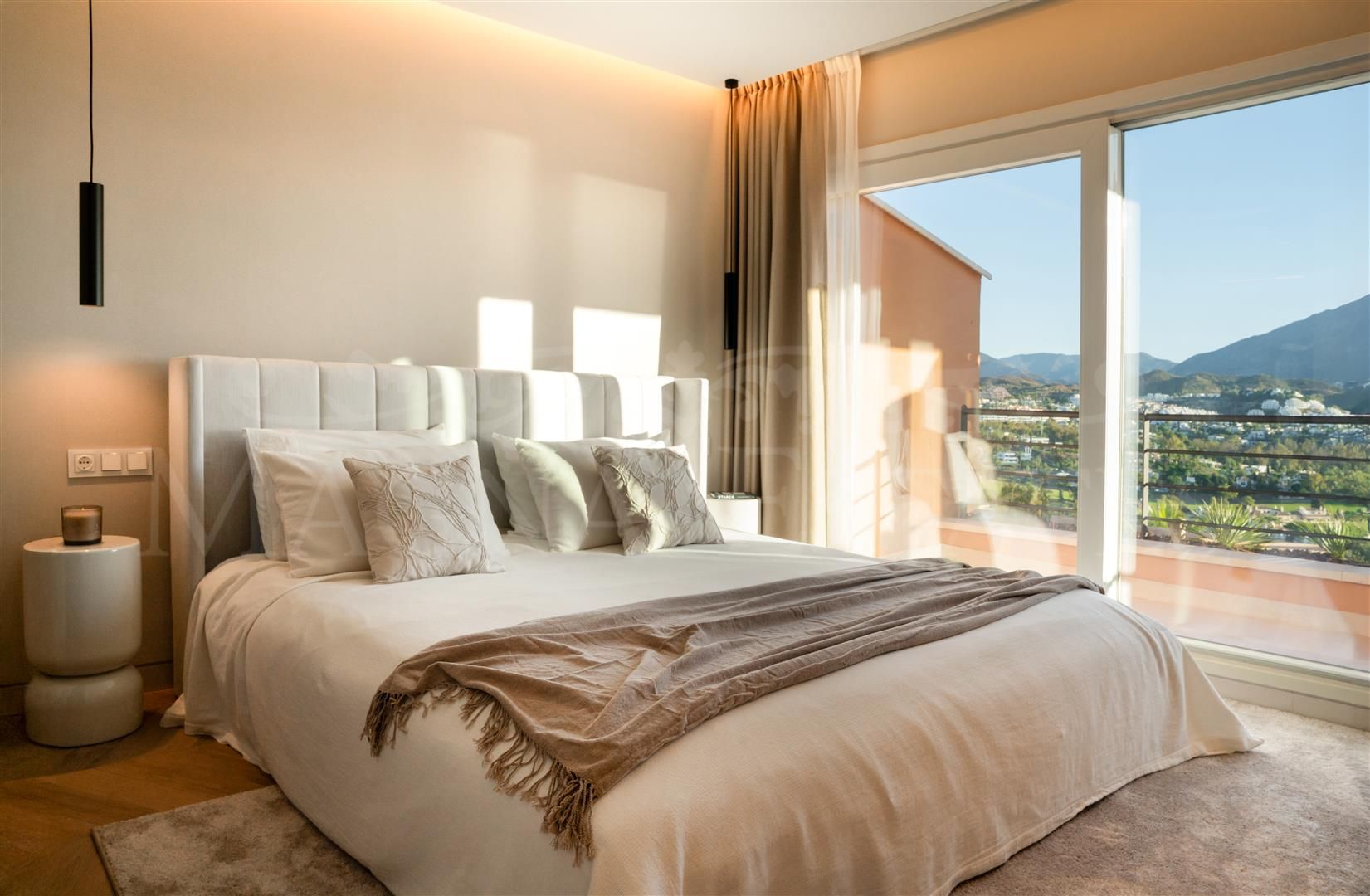 Duplex Penthouse with Panoramic Views in Magna Marbella, Nueva Andalucia