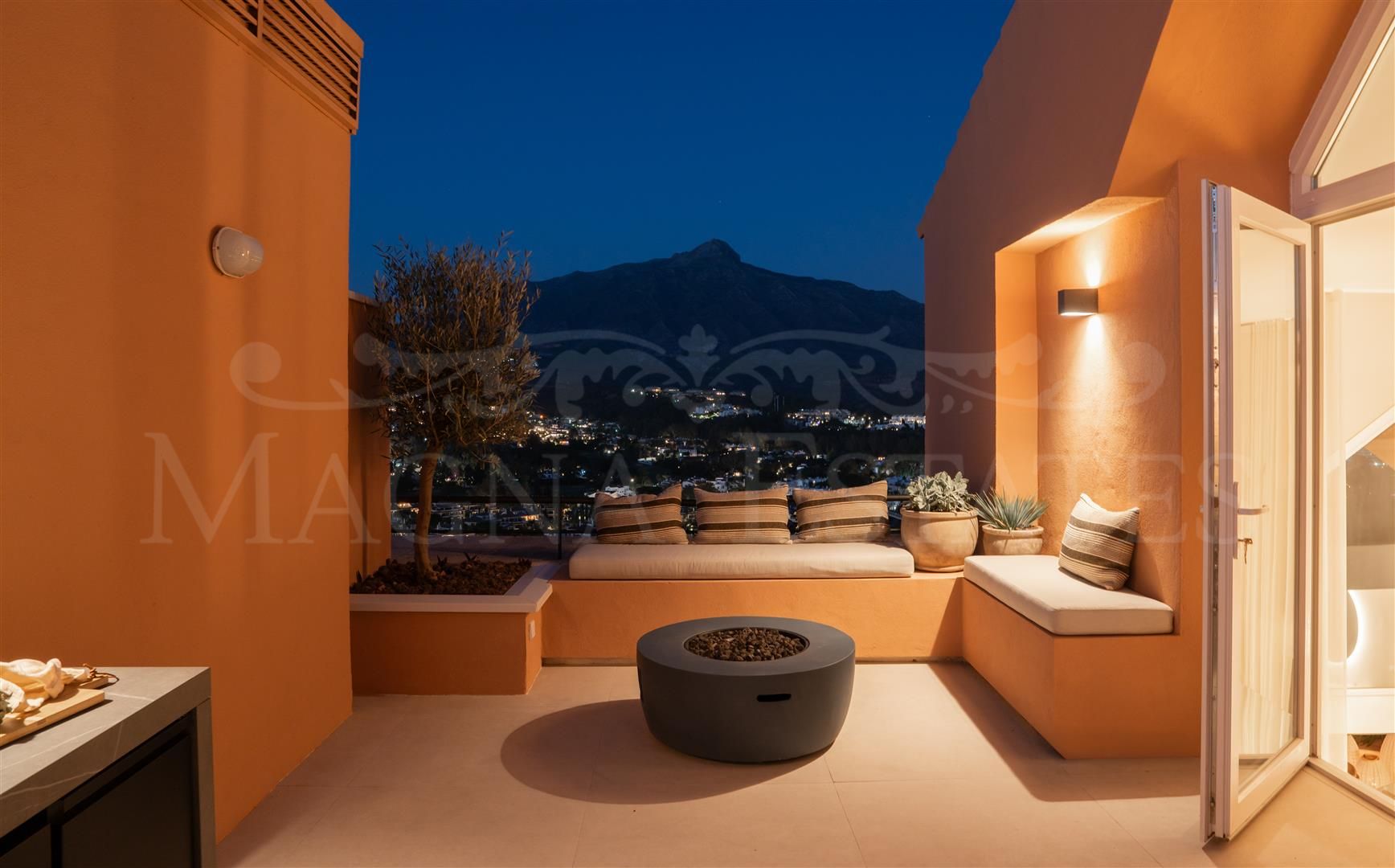 Duplex Penthouse with Panoramic Views in Magna Marbella, Nueva Andalucia