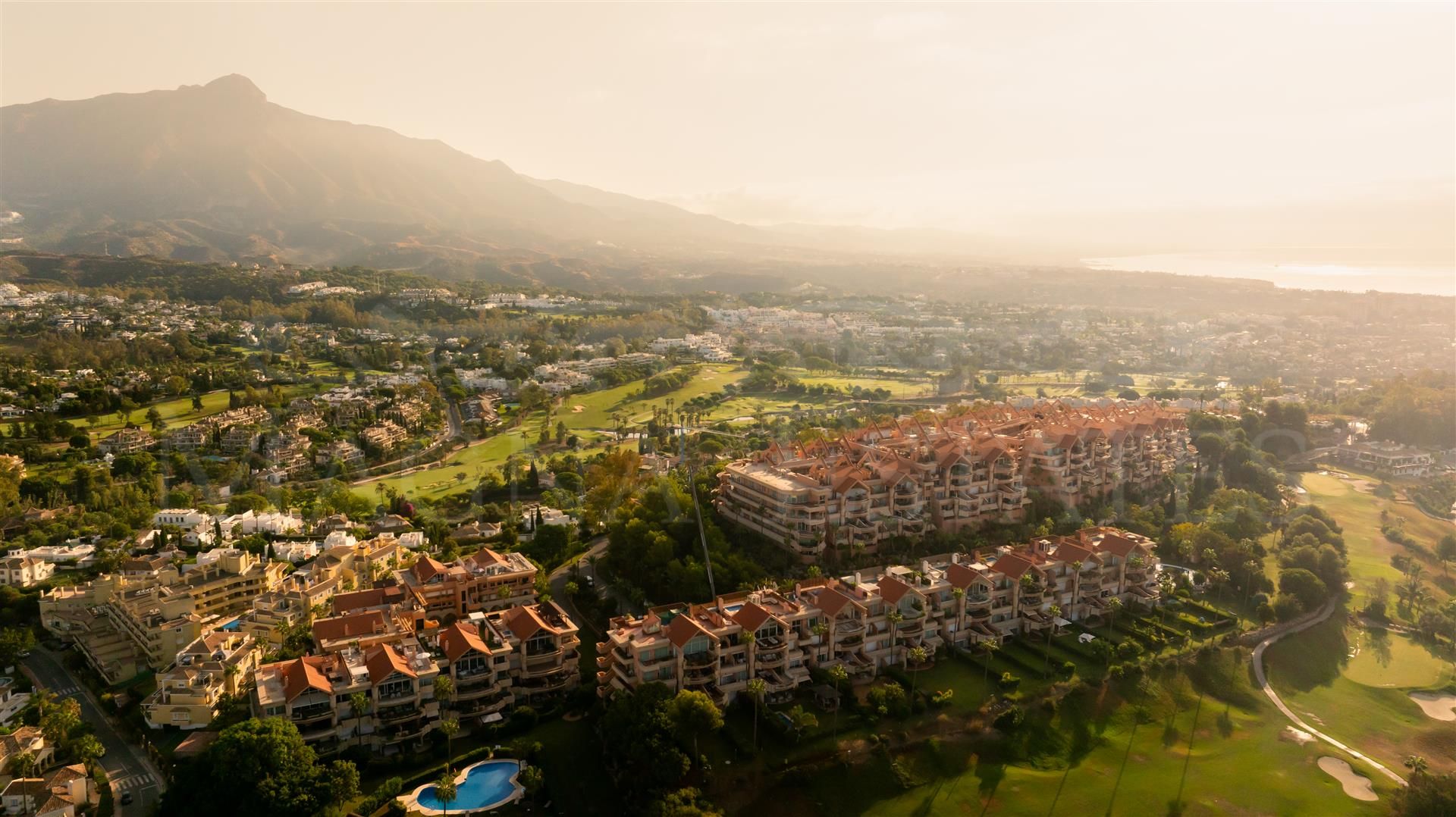 Duplex Penthouse with Panoramic Views in Magna Marbella, Nueva Andalucia