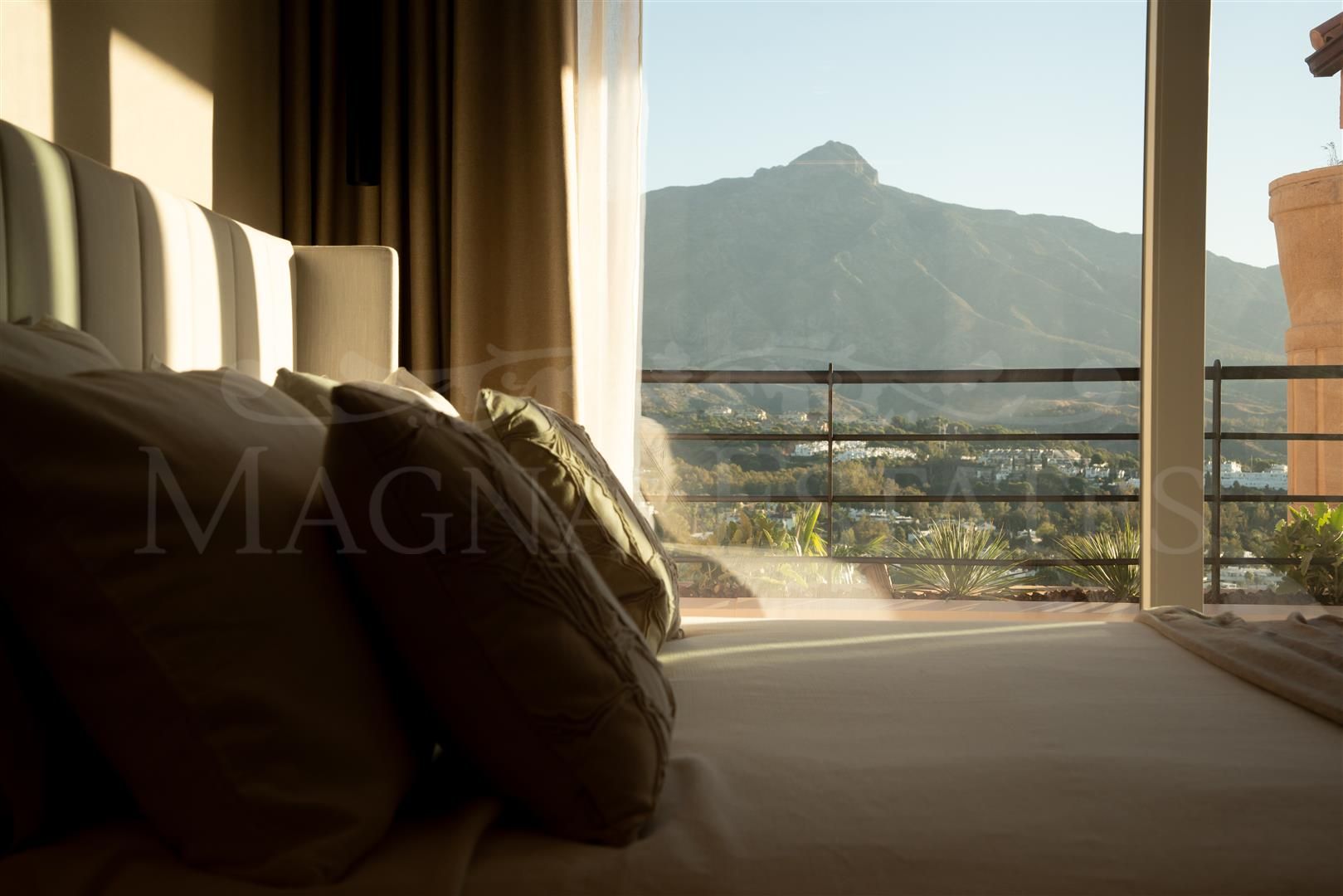Duplex Penthouse with Panoramic Views in Magna Marbella, Nueva Andalucia
