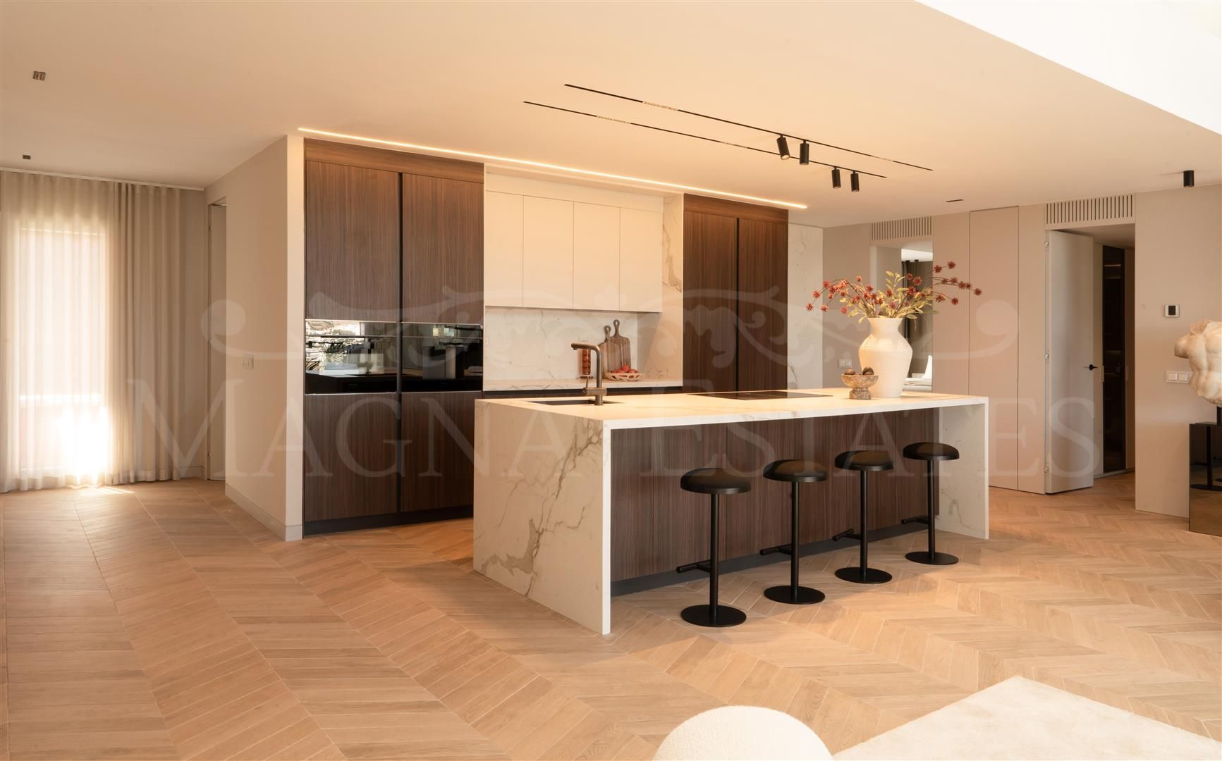 Duplex Penthouse with Panoramic Views in Magna Marbella, Nueva Andalucia