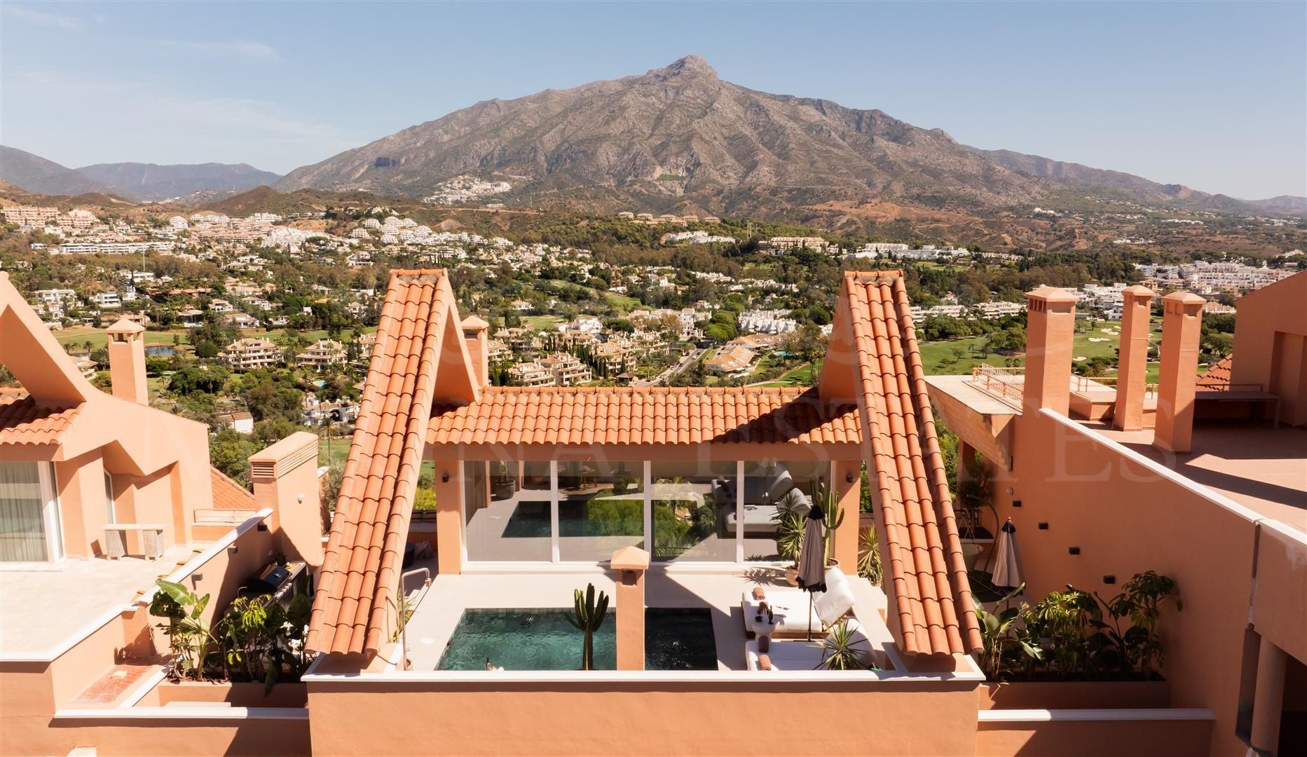 Duplex Penthouse with Panoramic Views in Magna Marbella, Nueva Andalucia