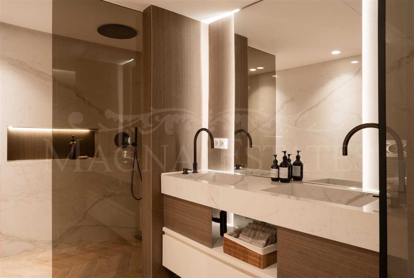 Duplex Penthouse with Panoramic Views in Magna Marbella, Nueva Andalucia