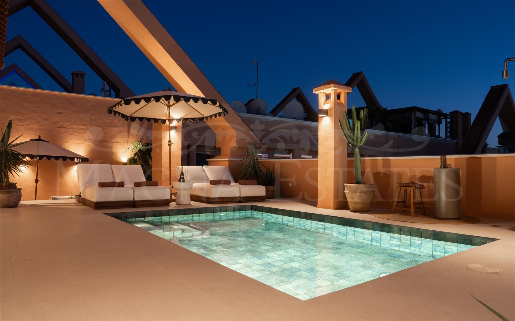Duplex Penthouse with Panoramic Views in Magna Marbella, Nueva Andalucia