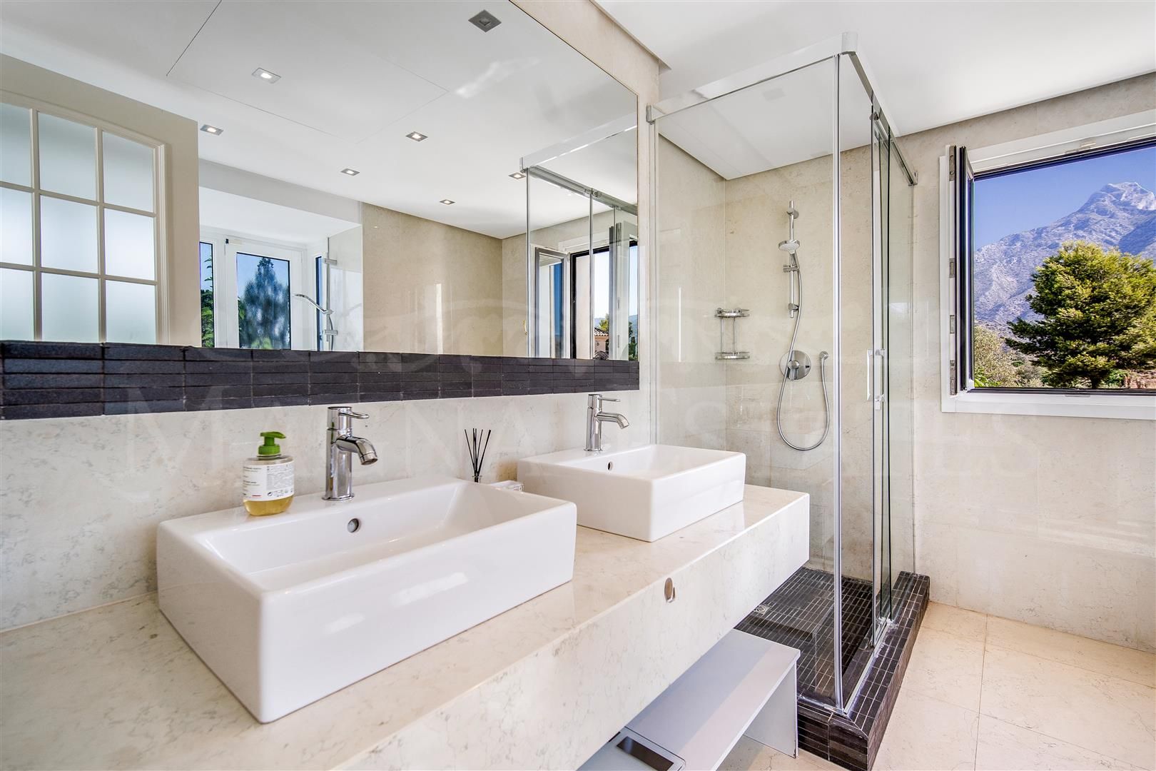 Spacious Five-Bedroom Villa in Lomas de Magna Marbella, Golden Mile