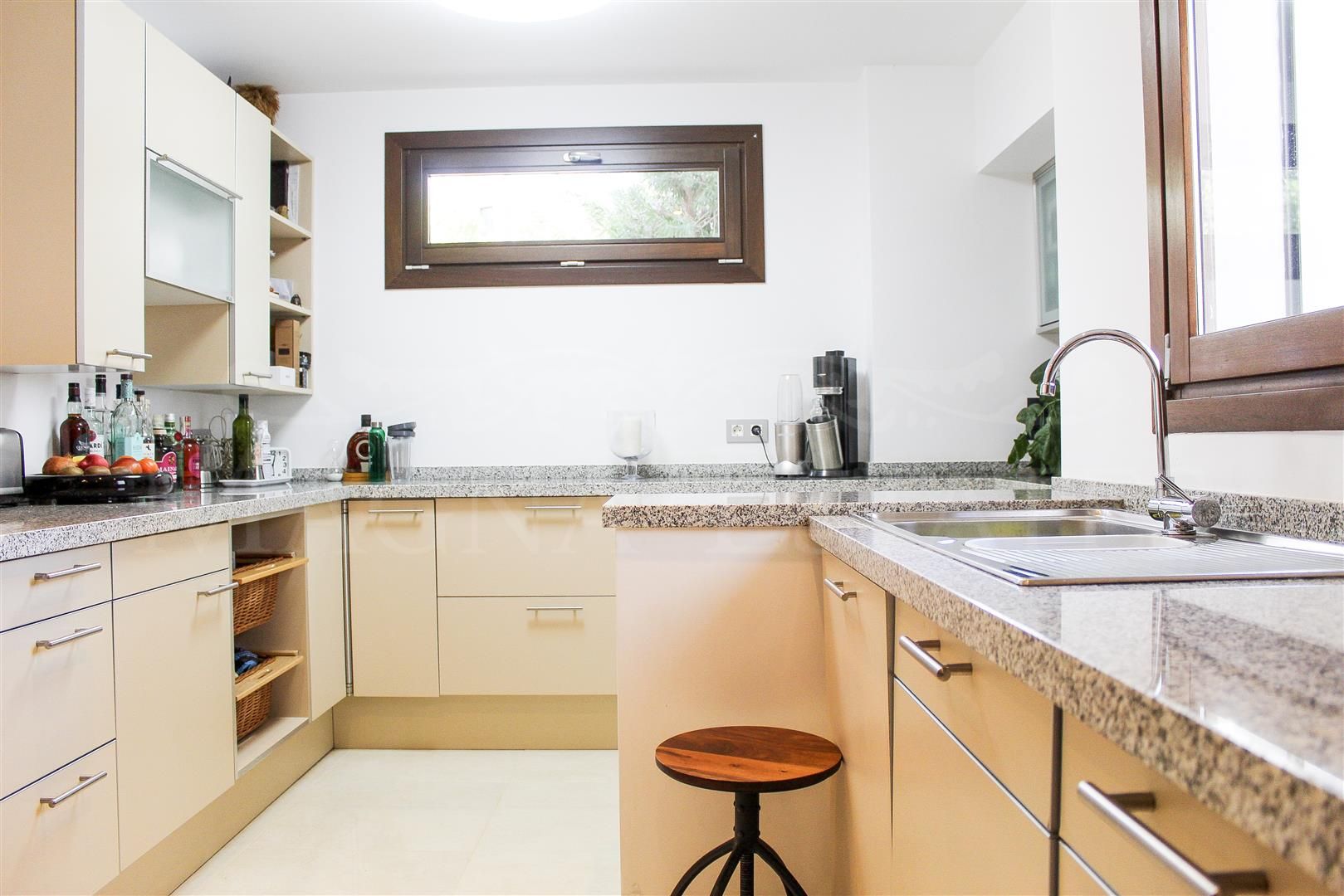 ¡Una lujosa casa con vistas impresionante al mar en una comunidad exclusiva!