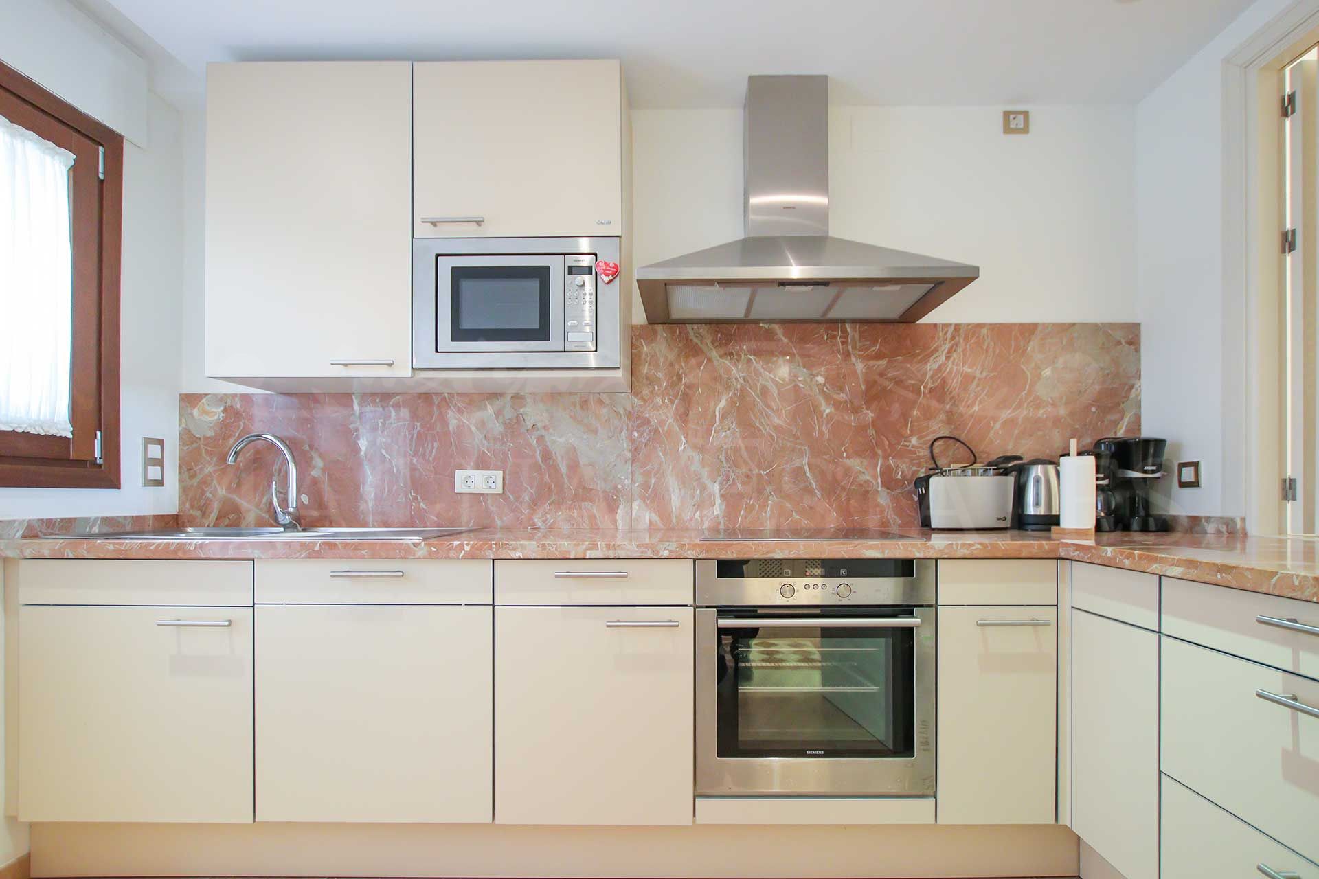 Elegant 3 Bedroom Town House in Mirador del Paraiso, Benahavis